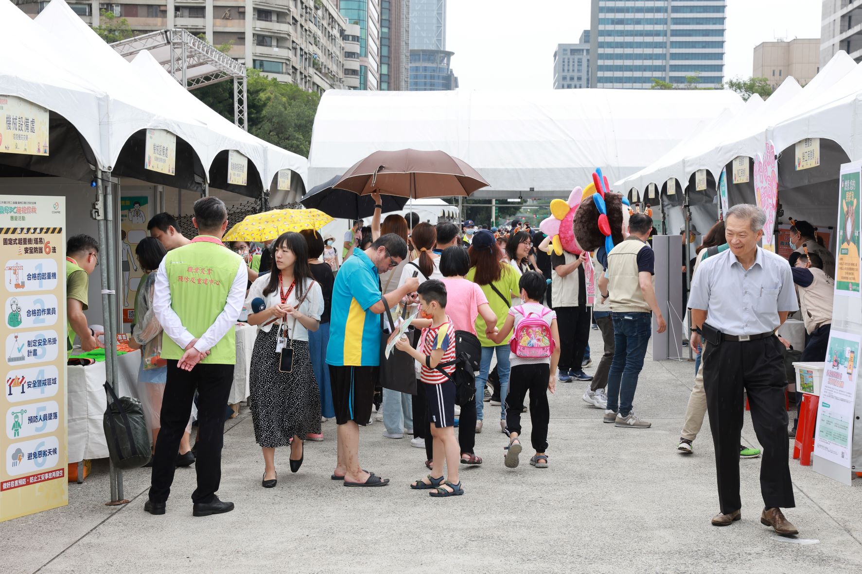 The Care for Occupational Accident Workers (& Families) Fairs organized by the Center attracted a large number of people