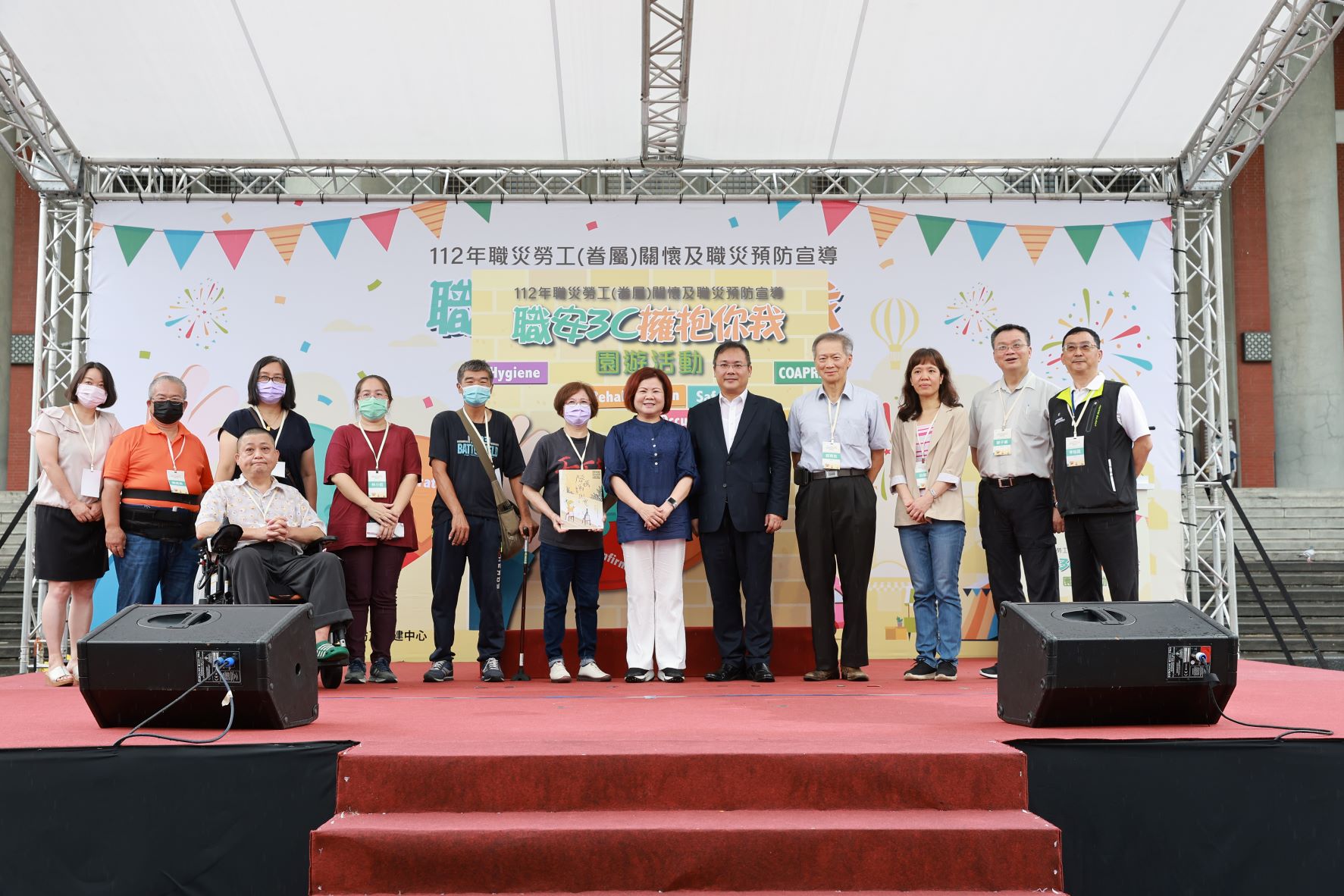 Officers of the Ministry of Labor and the Center took a group photo with workers suffering from occupational accidents and their family members.