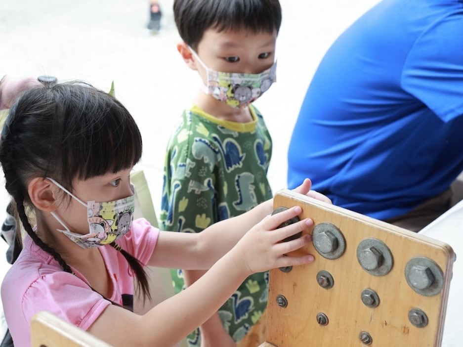 Kids experienced the Occupational Accident Workers Rehabilitation Service Post’s hand tools to train hand dexterity!