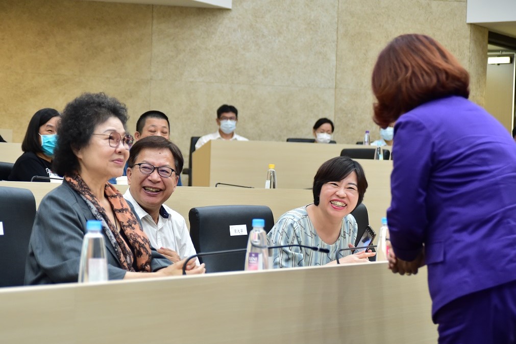 陳菊監察院長(左端)、林郁容監察委員(左から2番目)、葉大華監察委員(右端)