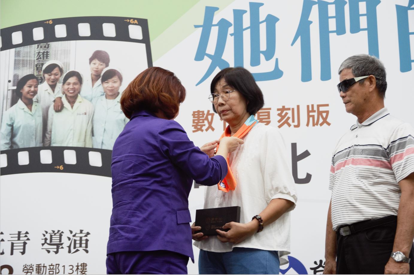 「廿五淑女」の犠牲者である郭麗香の妹がぬくもりを象徴するスカーフを巻く