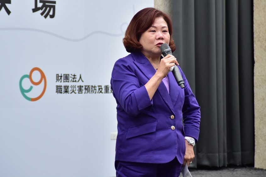 部長は家族の話を聞いて涙を浮かべ、二度と悲劇を起こさないことを誓った