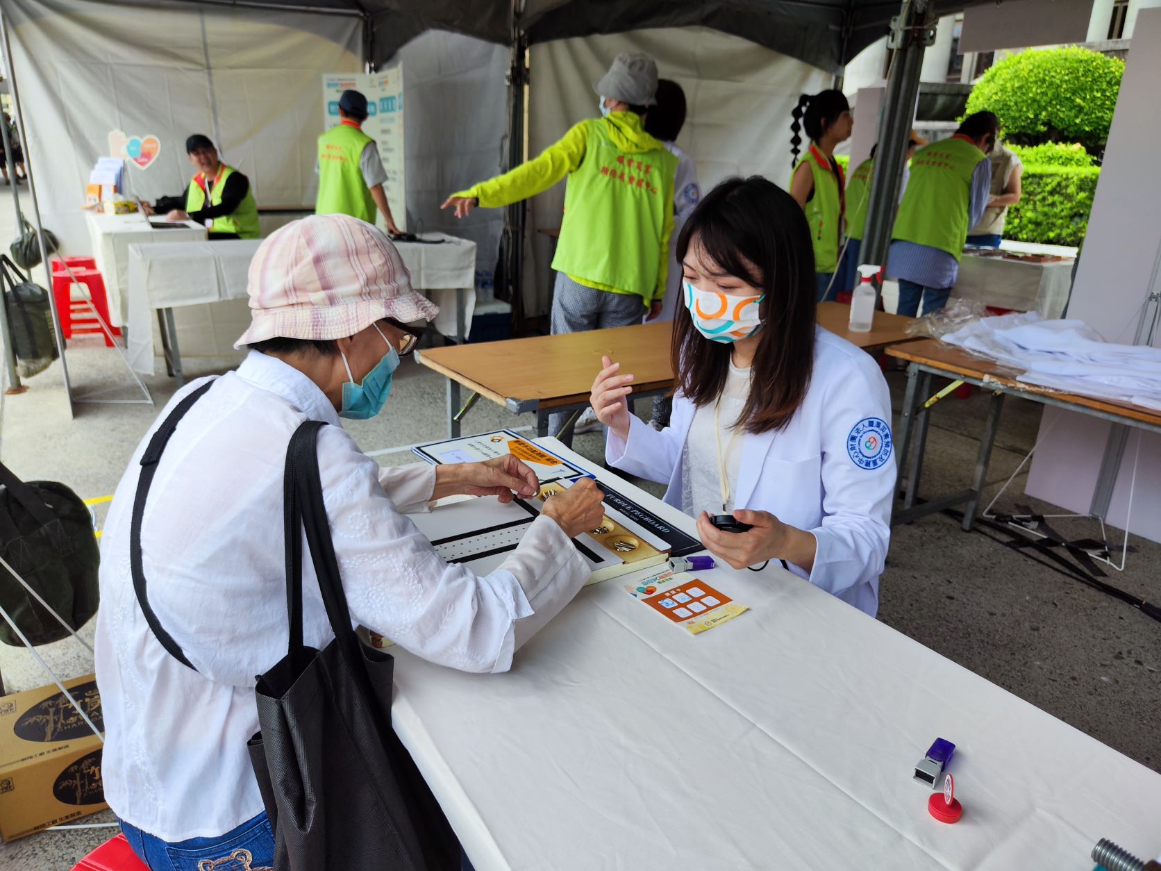 Many elderly people came to the Occupational Accident Workers Rehabilitation Service Post to check their hand dexterity with the hand tools.