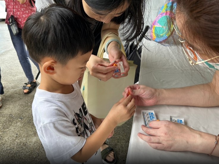 The booth of the Occupational Hygiene and Health Service Post taught children how to use hearing protective equipment correctly.