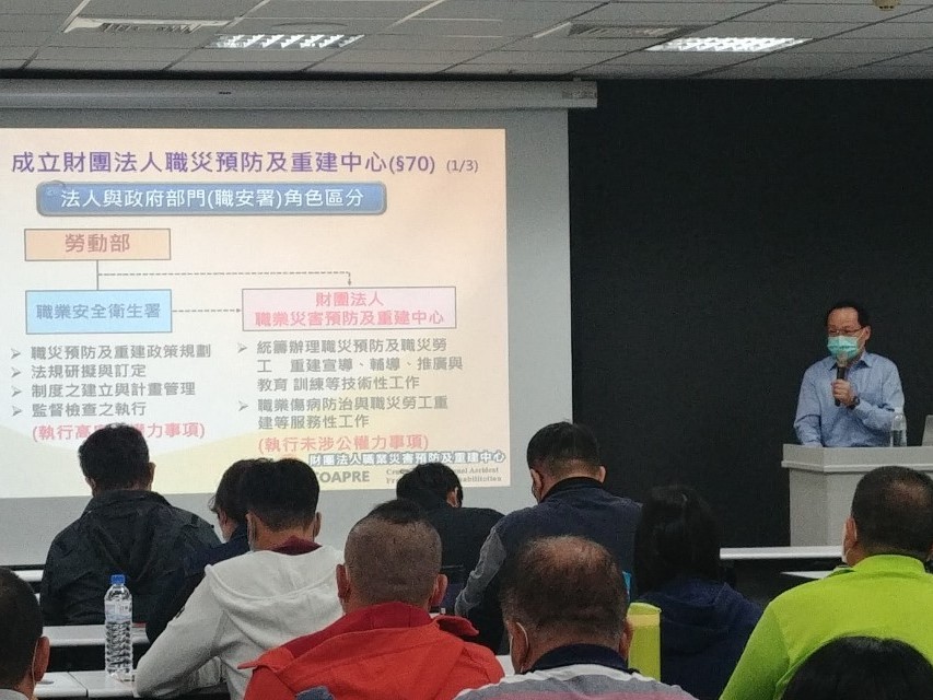 当センターの鄧副執行長が当センターと労働者労災保険および保護法を紹介