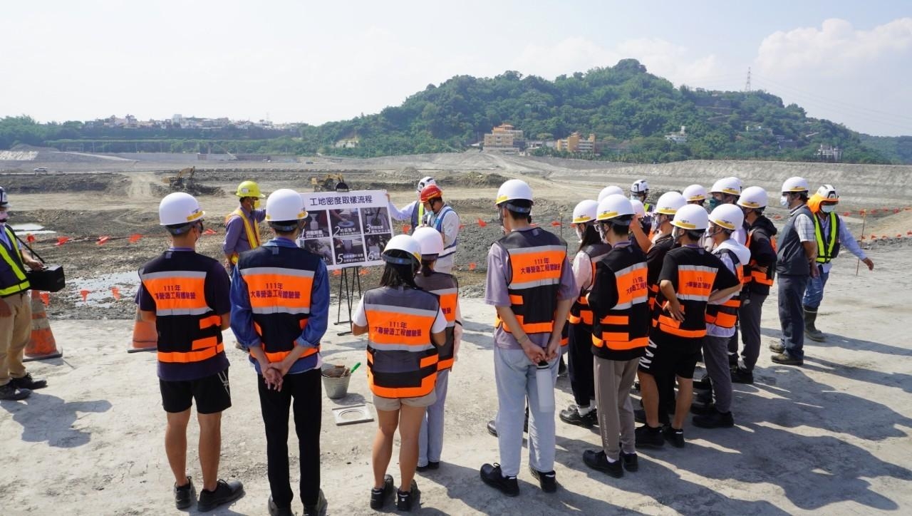 Explanation of construction related technologies at construction site of Wu River Niaozueitan Artificial Lake Project