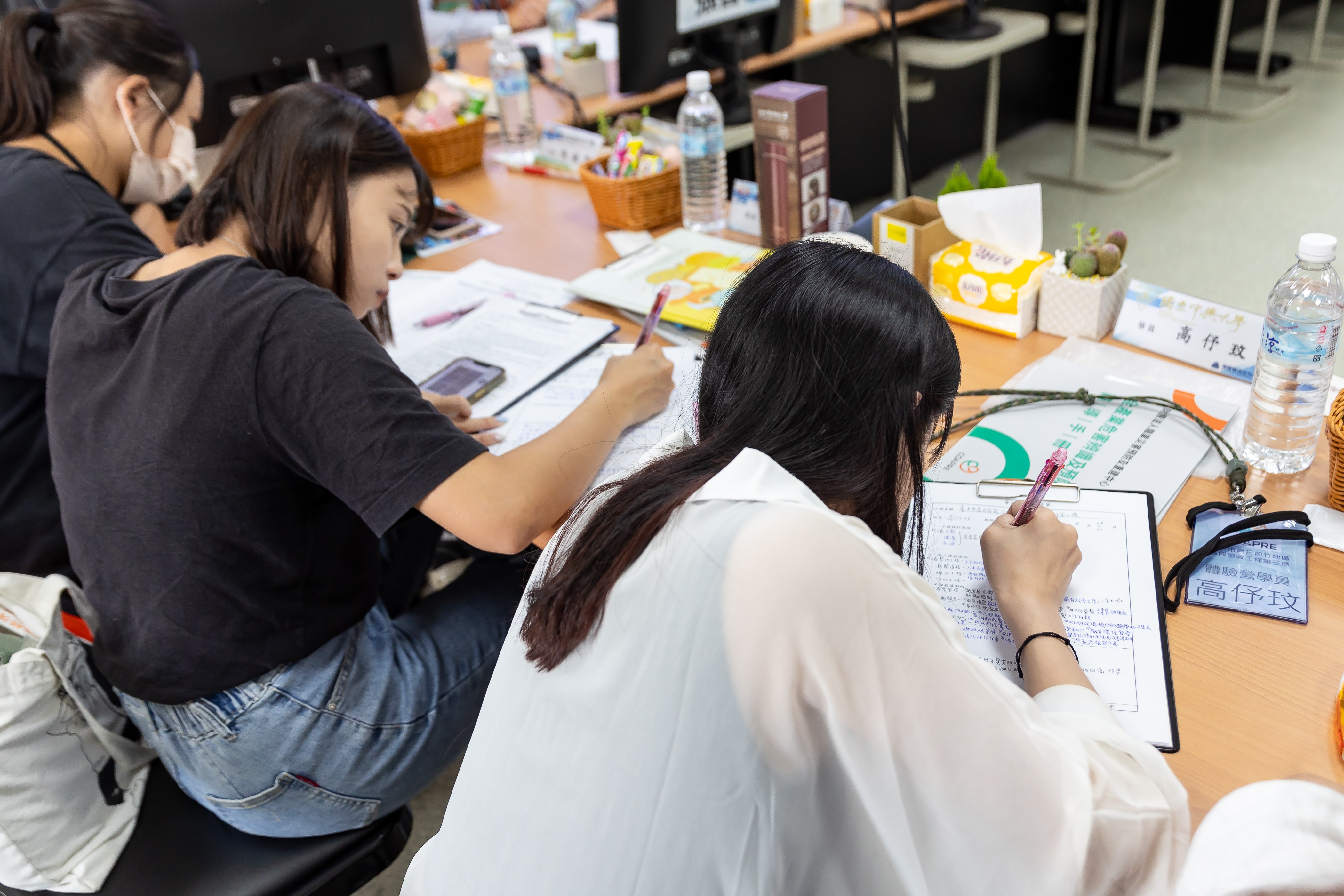 専門課程では、学生が真剣に作業記録に耳を傾ける