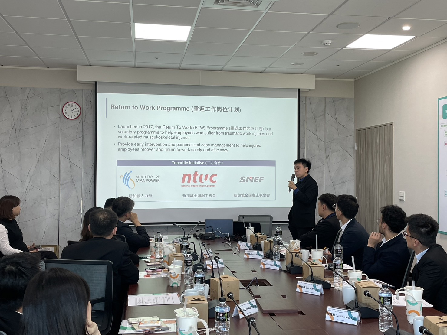 Mr. Chen Jian-Wei, a senior resident physician at the Saw Swee Hock School of Public Health, National University of Singapore, shared information about Singapore's “Return to Work Programme”.