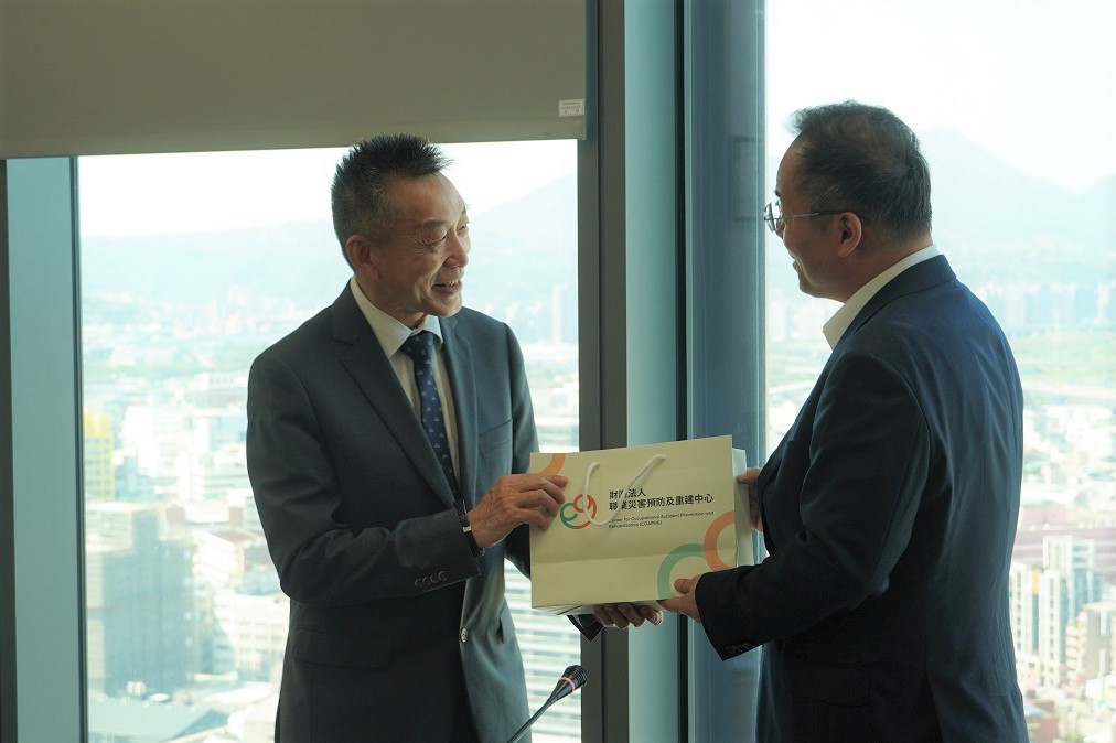 執行長何俊傑(右)接待歡迎新加坡訪問團