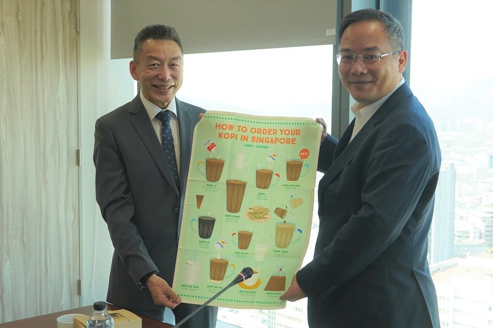 Mr. Xu Shi-Gui, Consultant of Occupational Medicine Department of Singapore Central Hospital (left)