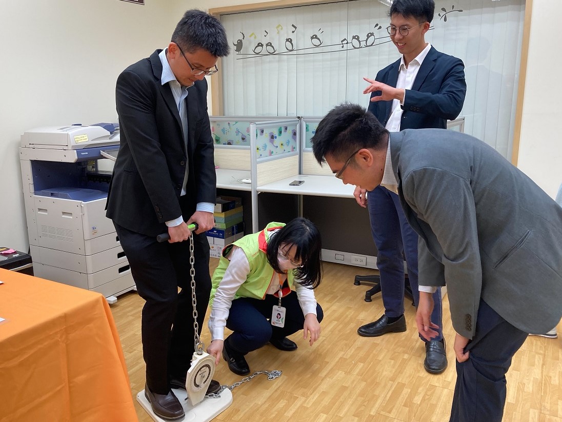 “Back Dynamometer” for measuring pulling force in different postures.