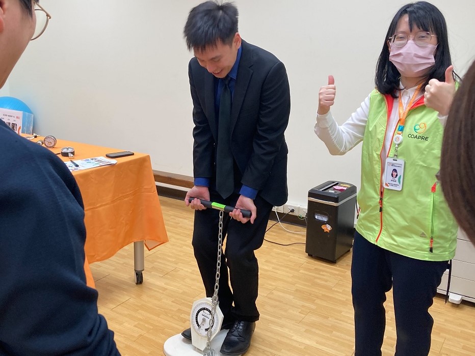 “Back Dynamometer” for measuring pulling force in different postures.