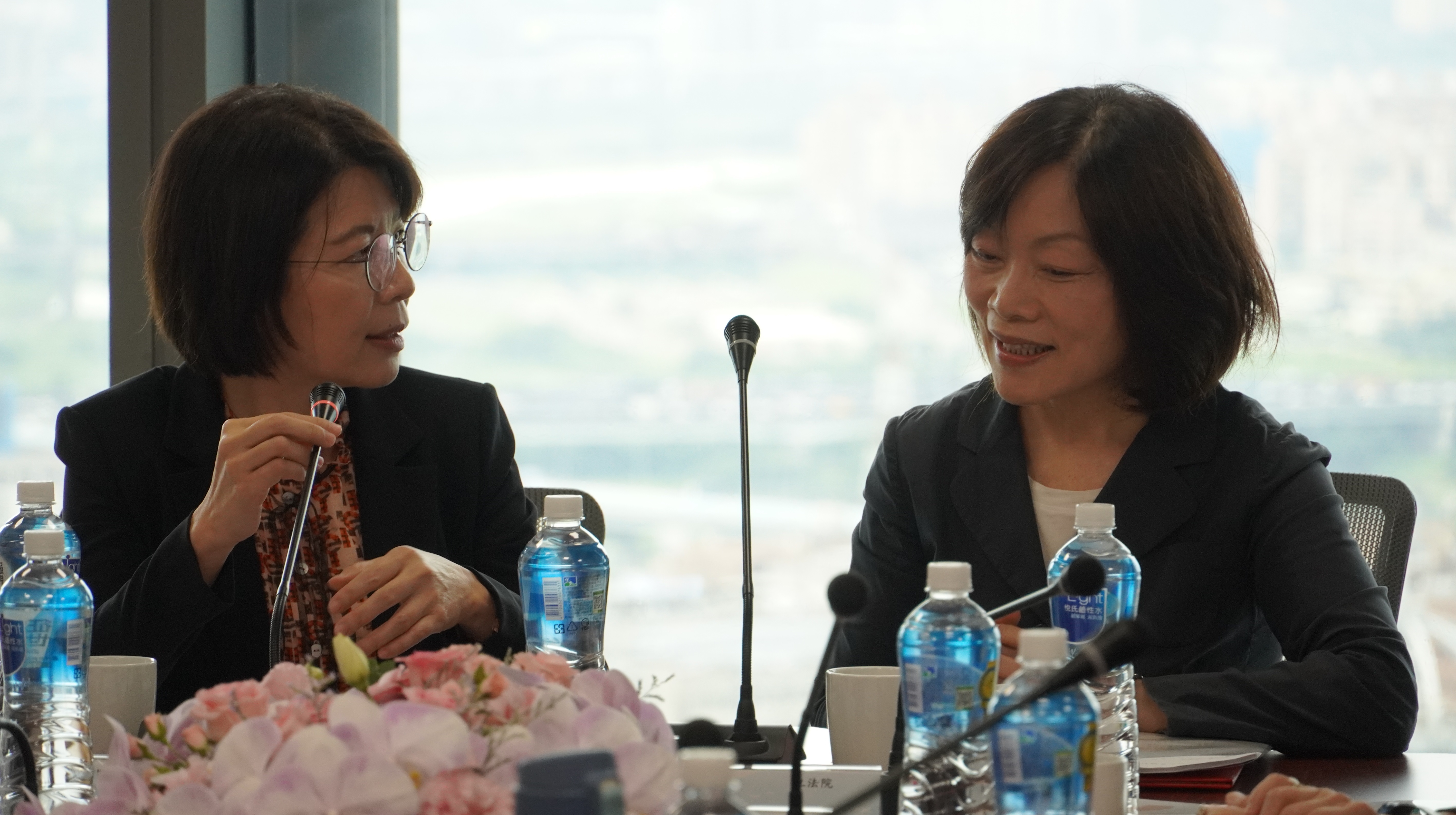 The meeting was co-chaired by Legislator Huang Hsiu-fang (left) and Minister of Labor Ho Pei-shan (right)