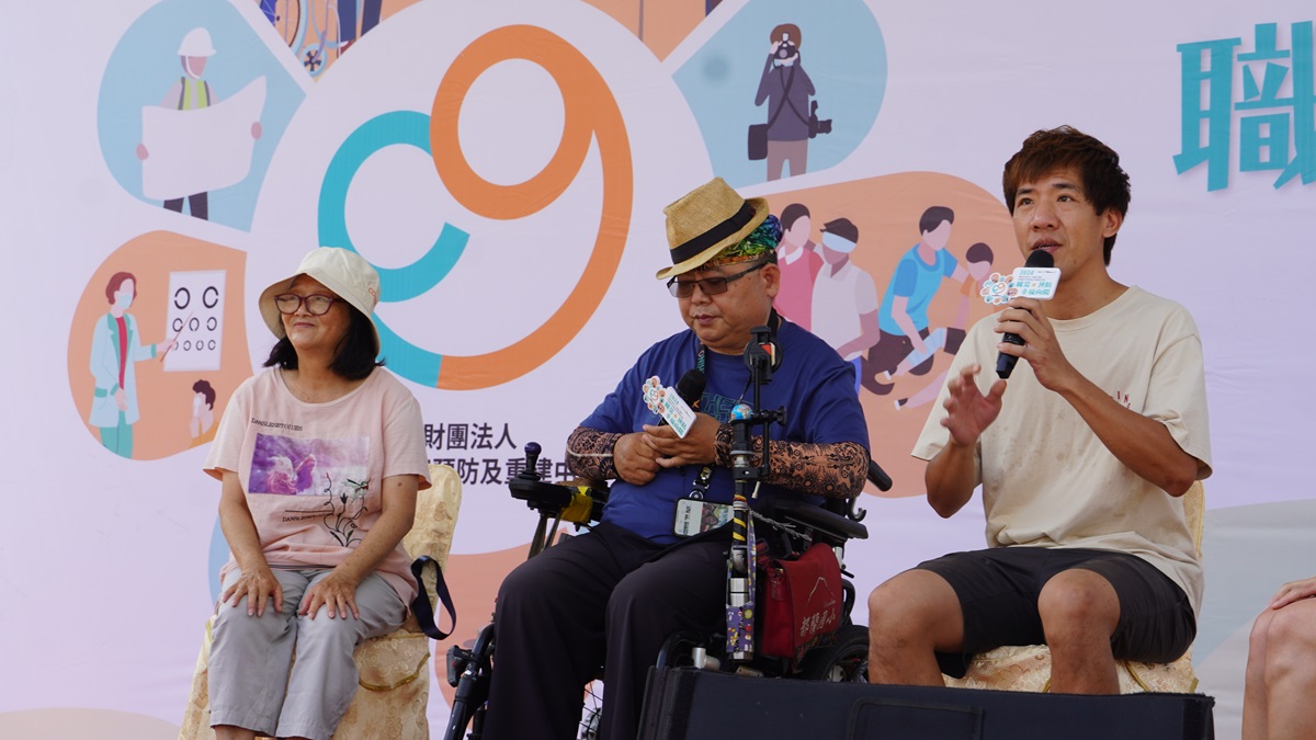 職災勞工兔兔（右）及林先生（中）走出職災壓力後成為街頭藝人散播歡樂／職災預防及重建中心提供