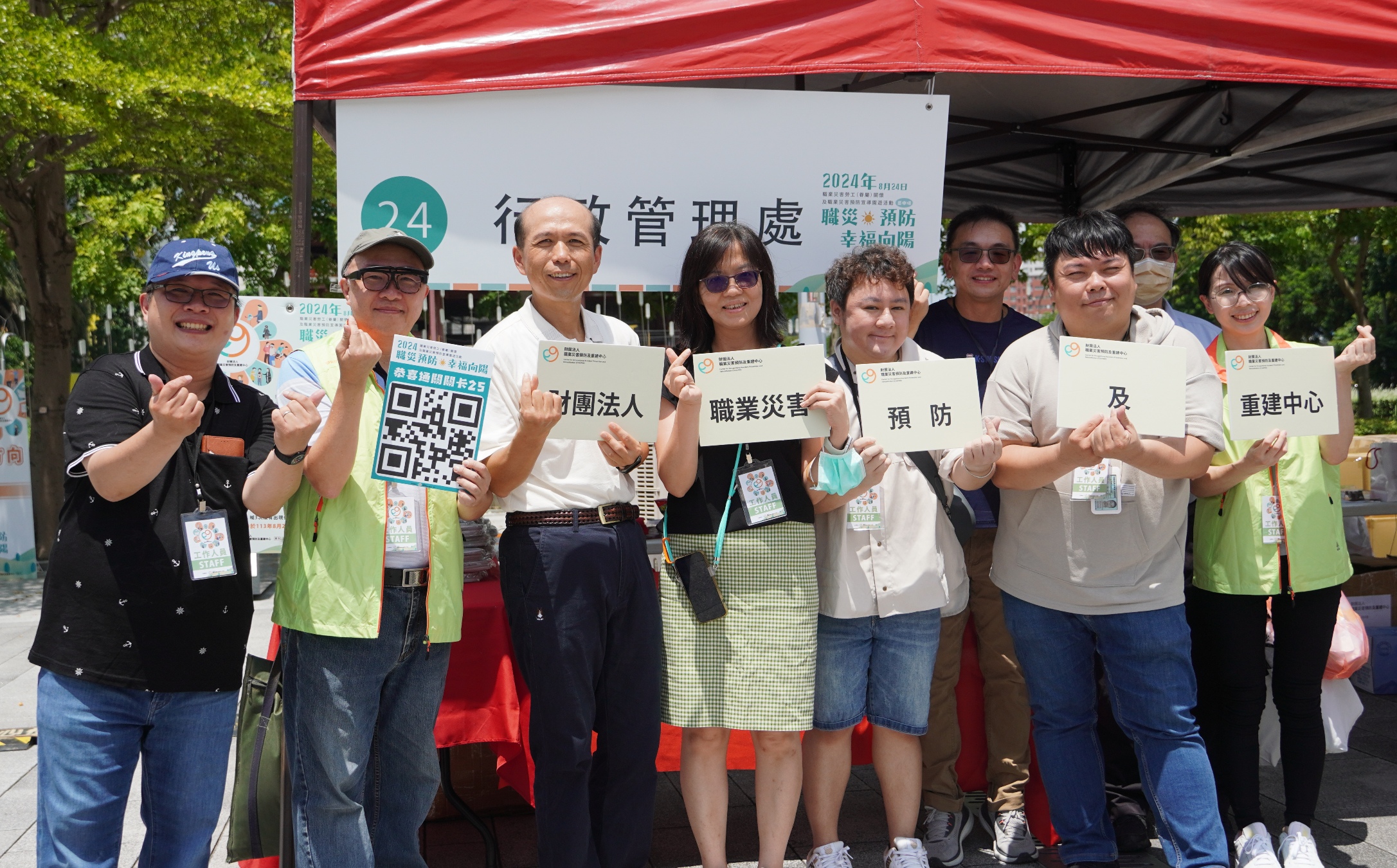 職安署副署長林毓堂（左3）以行動表達政府對職災勞工的重視／職災預防及重建中心提供