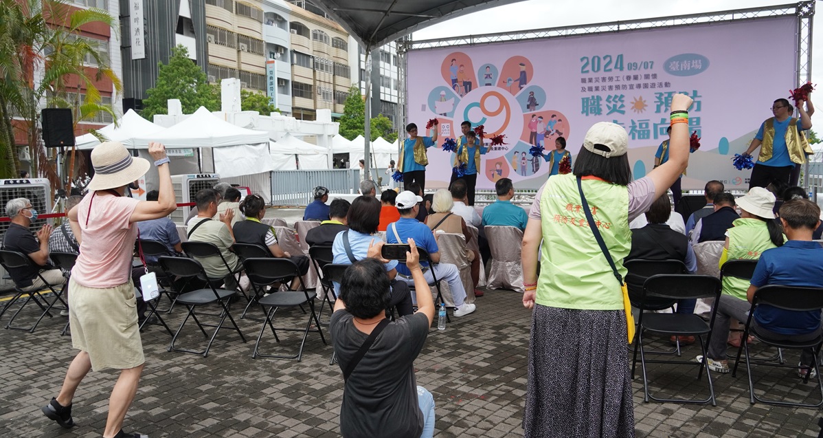 脳麻舞楽団に合わせて観客も一緒にダンス