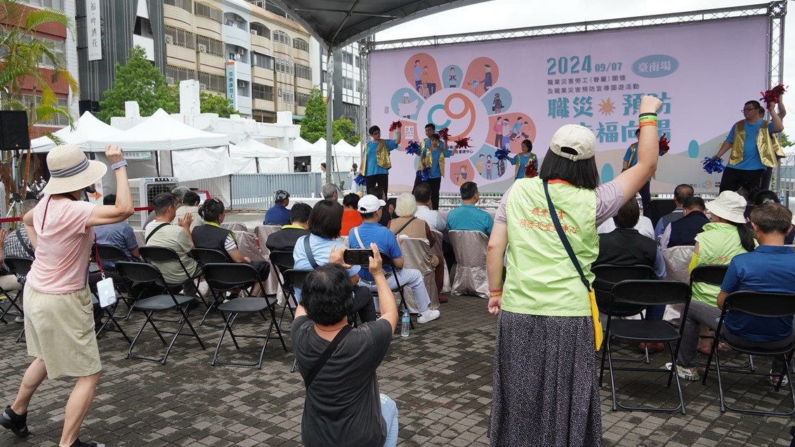 腦麻舞樂團的活動帶領民眾跟著舞動