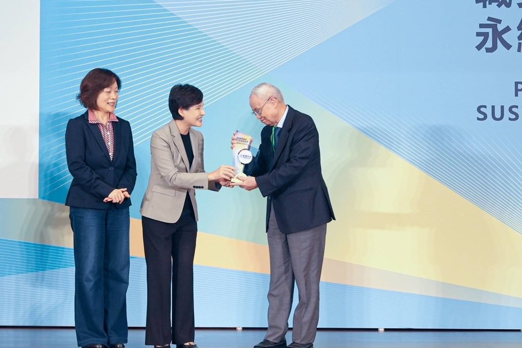 Fu-yuan Huang, Chairman of Formosa Chemicals & Fibre Corp., personally took stage to receive the award.