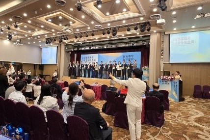 The award ceremony came alive with the audience and recipients enjoying the festive ambiance created by the host Action Tang.