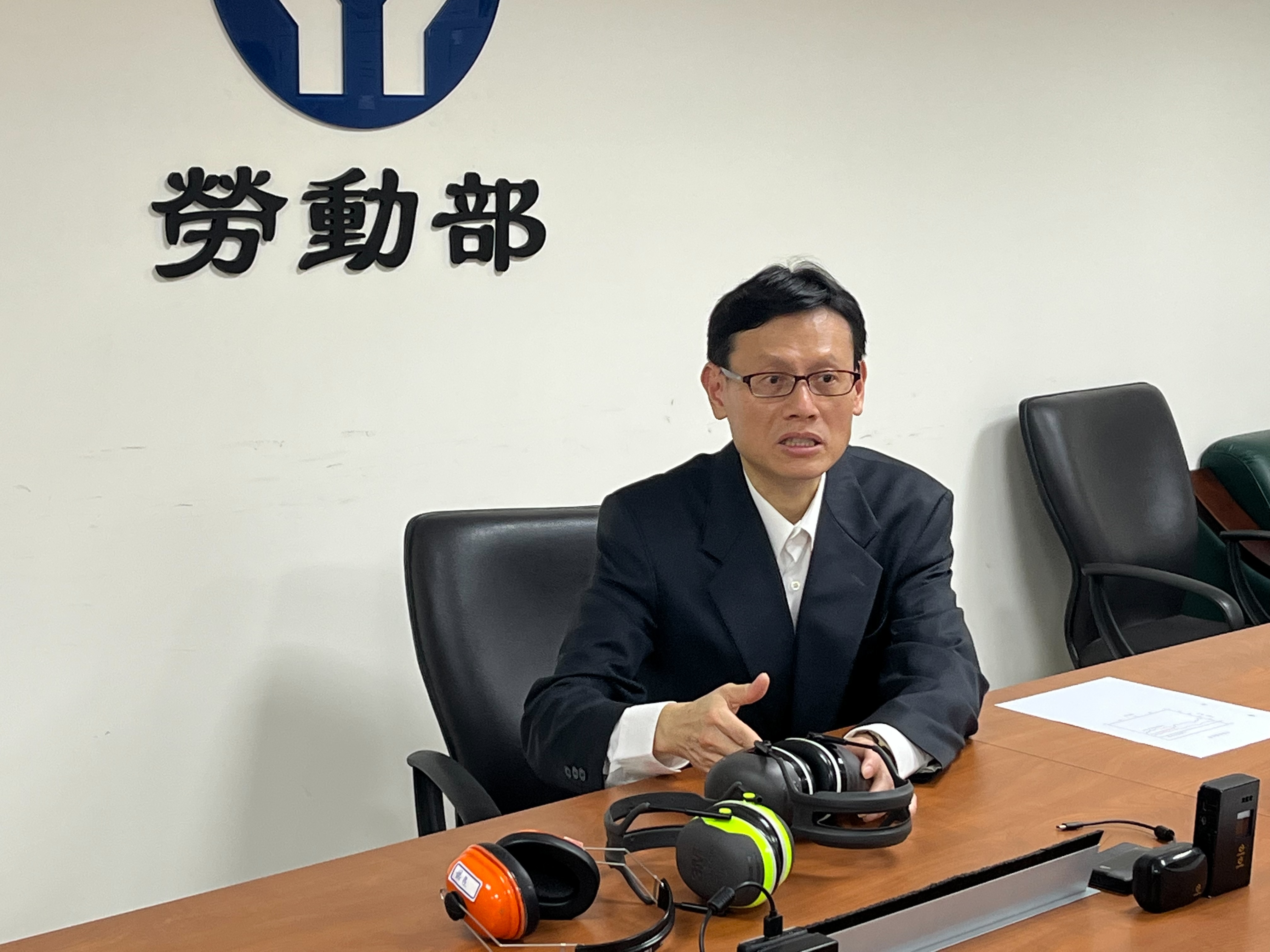 Deputy Director Shih-Hung Li introduces COAPRE's in-ear noise exposure monitoring technology to journalists