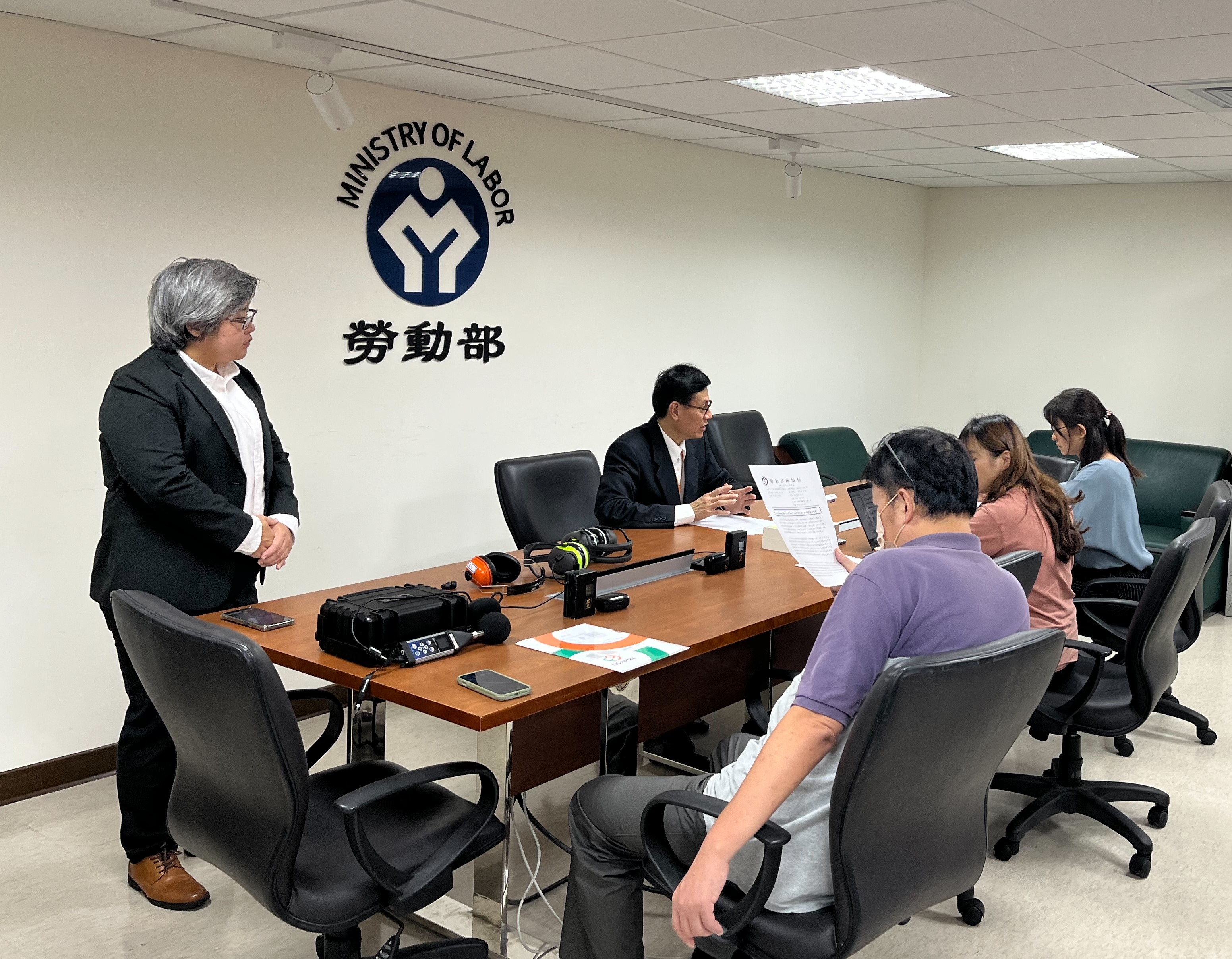 勞動部11月12日舉行例行記者會及線上業務說明會，由職災預防及重建中心說明重要成果。