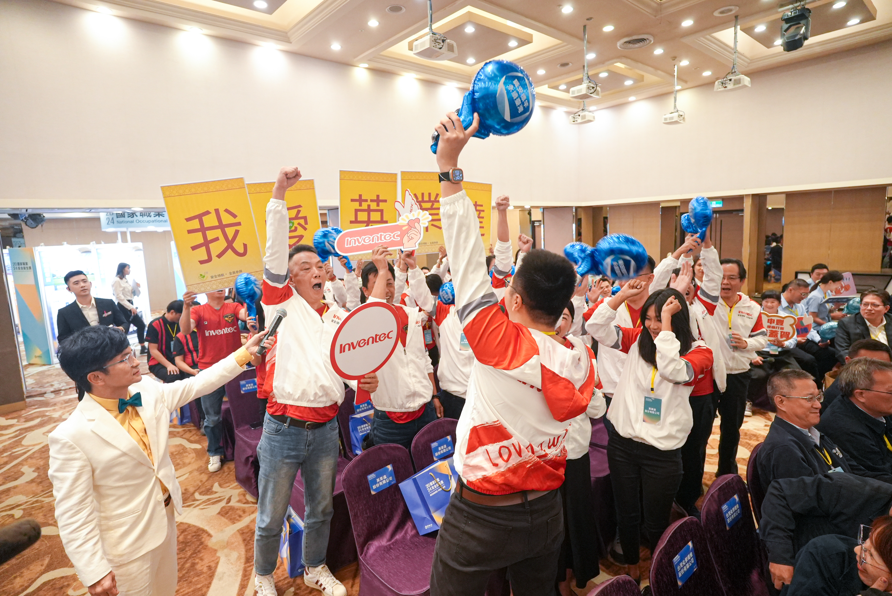 The popularity of the award-winning enterprises was comparable to baseball celebrities at a CPBL match.