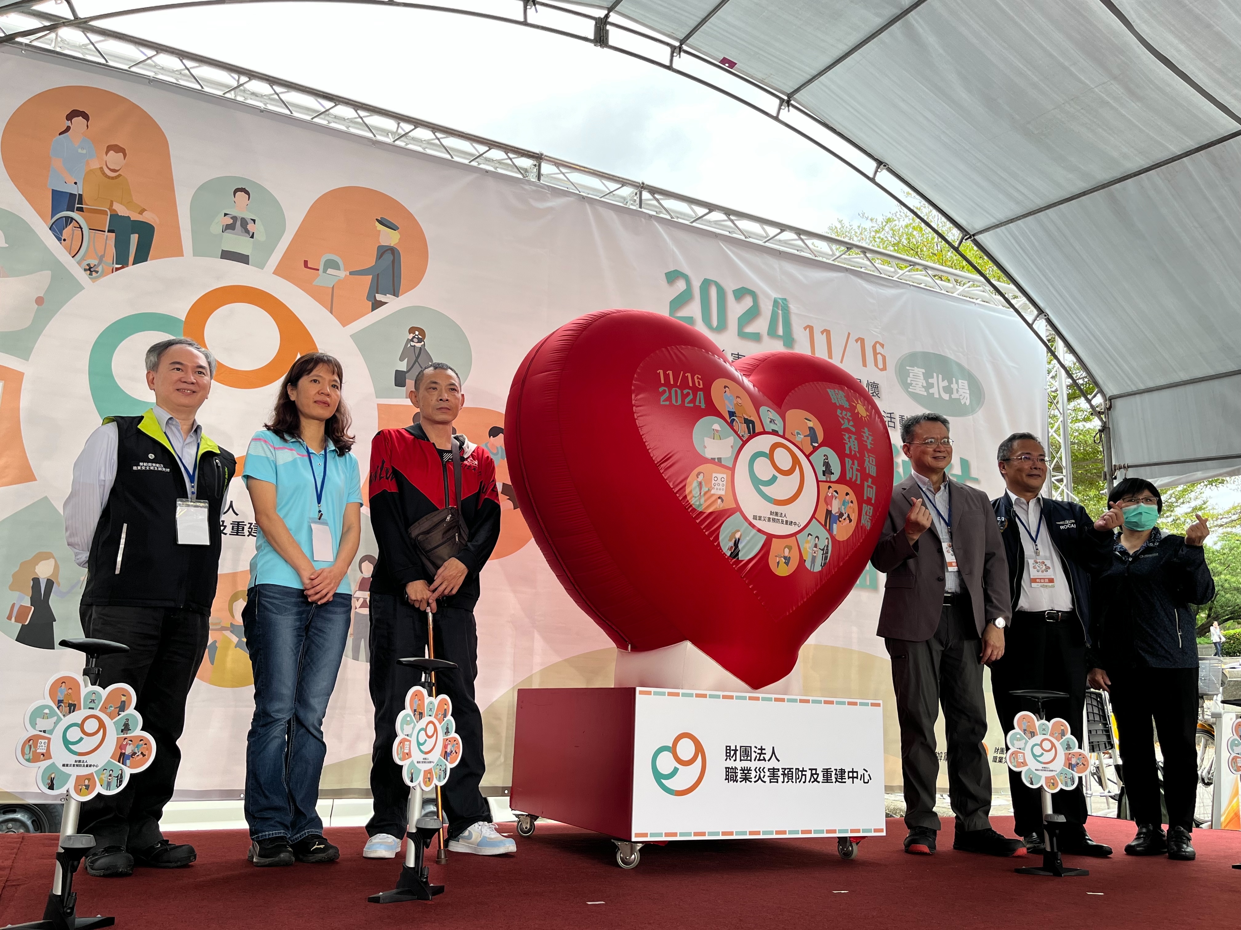 At the beginning of the Care for Occupational Accident Fairs, OSHA Director-General Tzu-Lien Tzou (3rd from right and occupational accident workers inflate the balloon together to support and encourage occupational accident workers!