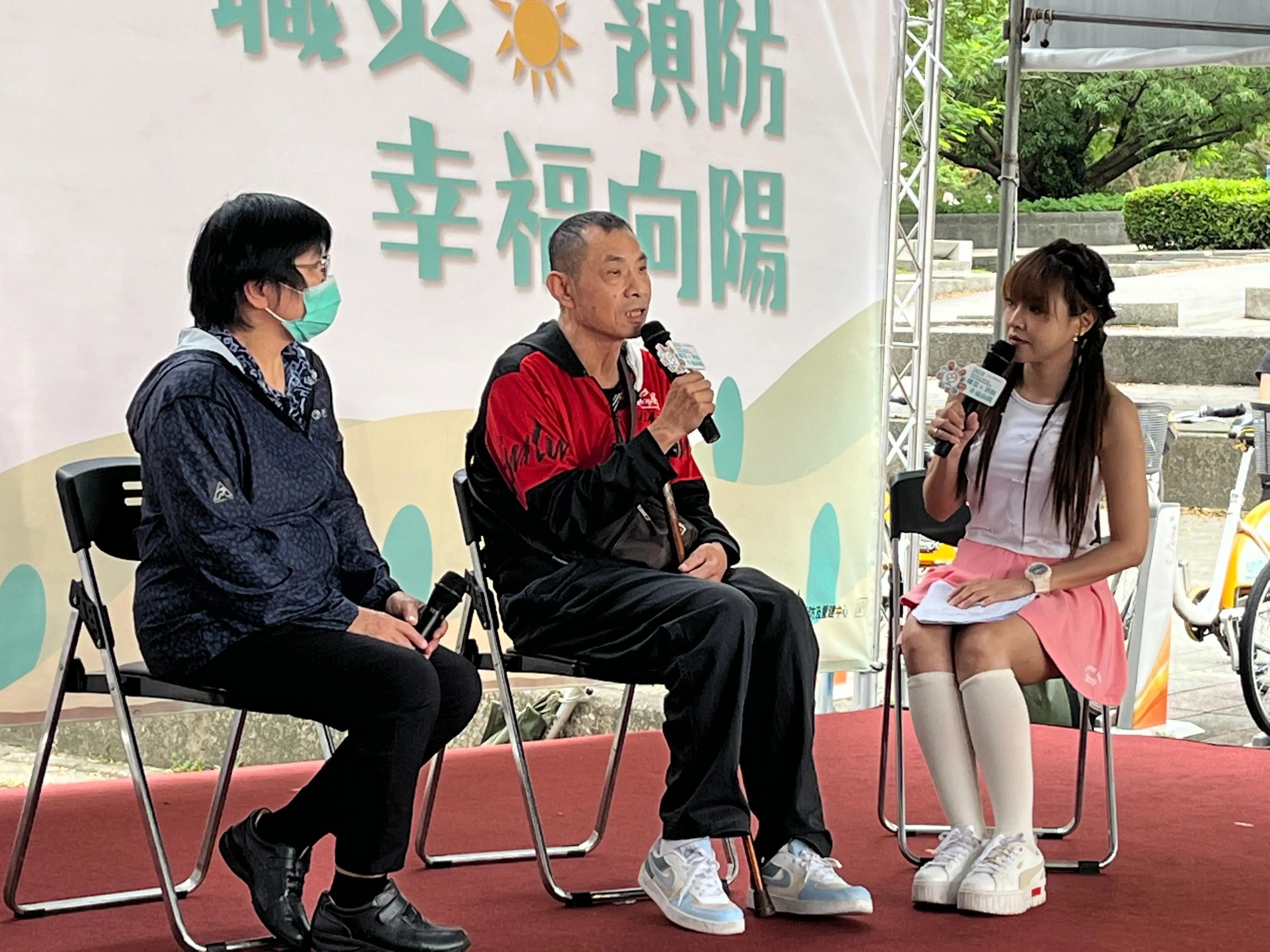 Mr. Chen, an occupational accident worker, takes the stage to talk about his experience at the Care for Occupational Accident Fairs.
