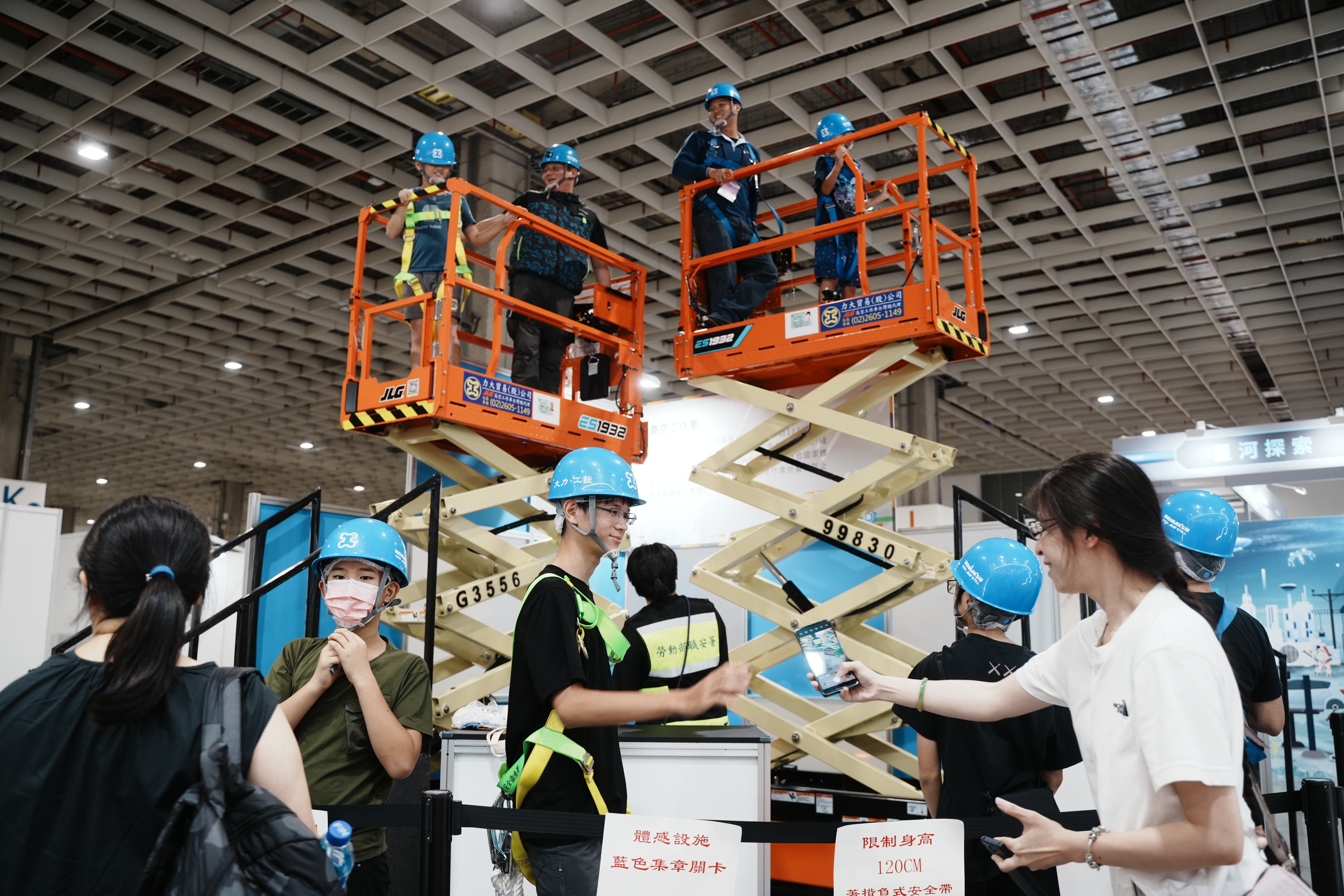 搭乘作業用高空工作車搭乘,感受高處作業臨場感,並瞭解正確操作機械之重要性。
