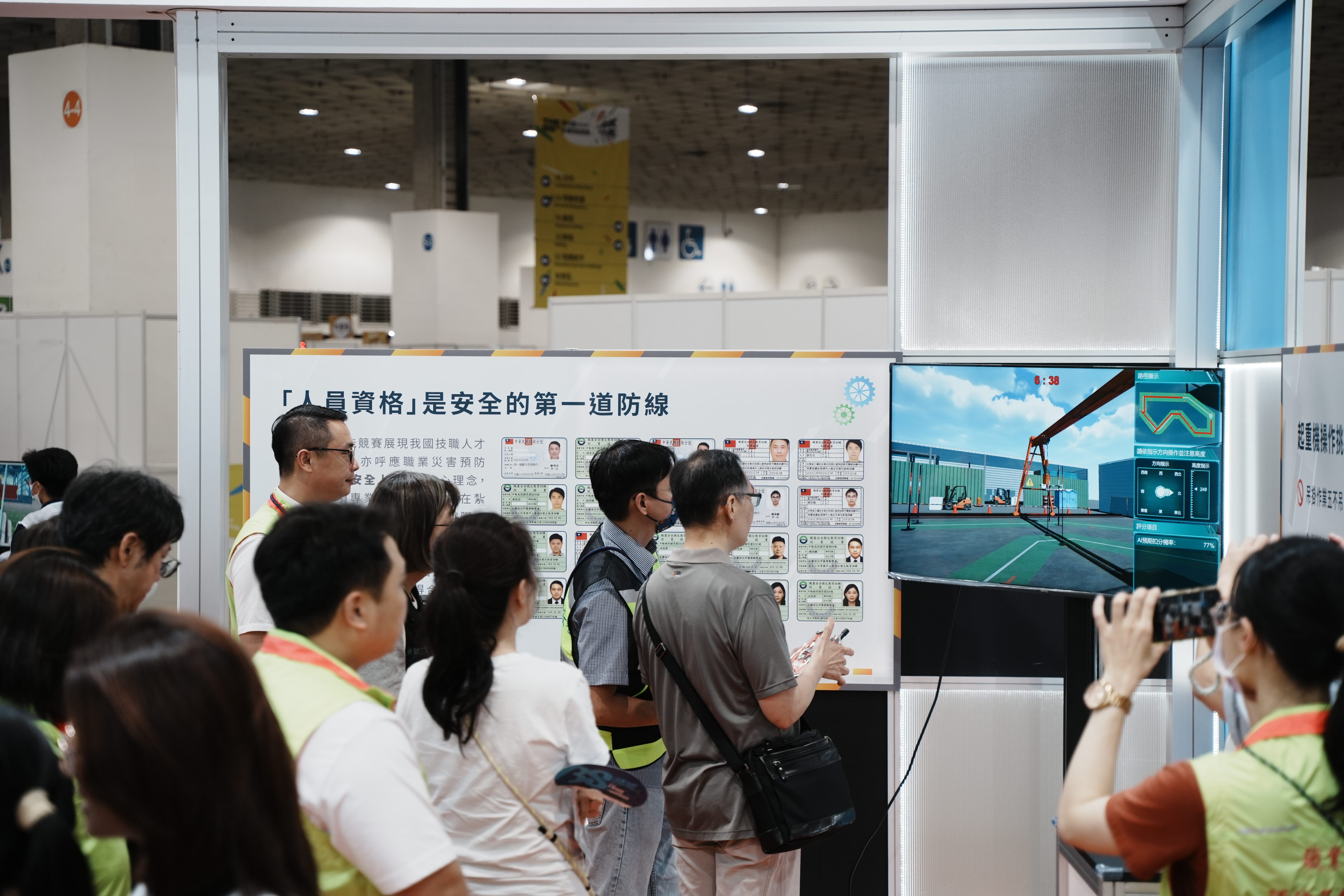 向發展署陳世昌副署長及施淑惠副署長展示起重機操作技能檢定專用模組。