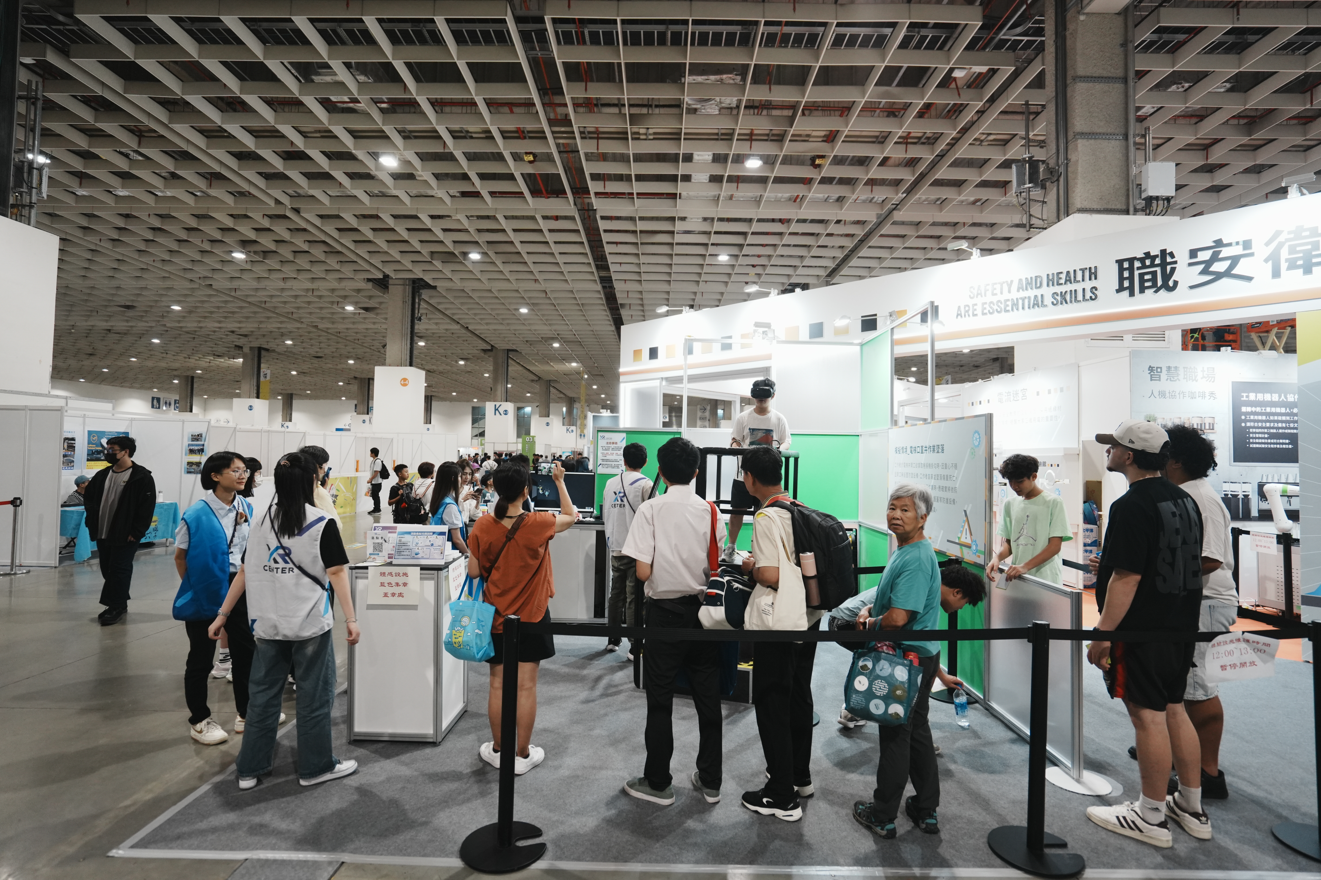 首次展出電梯直井作業中發生墜落職災,不僅透過VR眼鏡,墊高且震動的地板更加強體感。