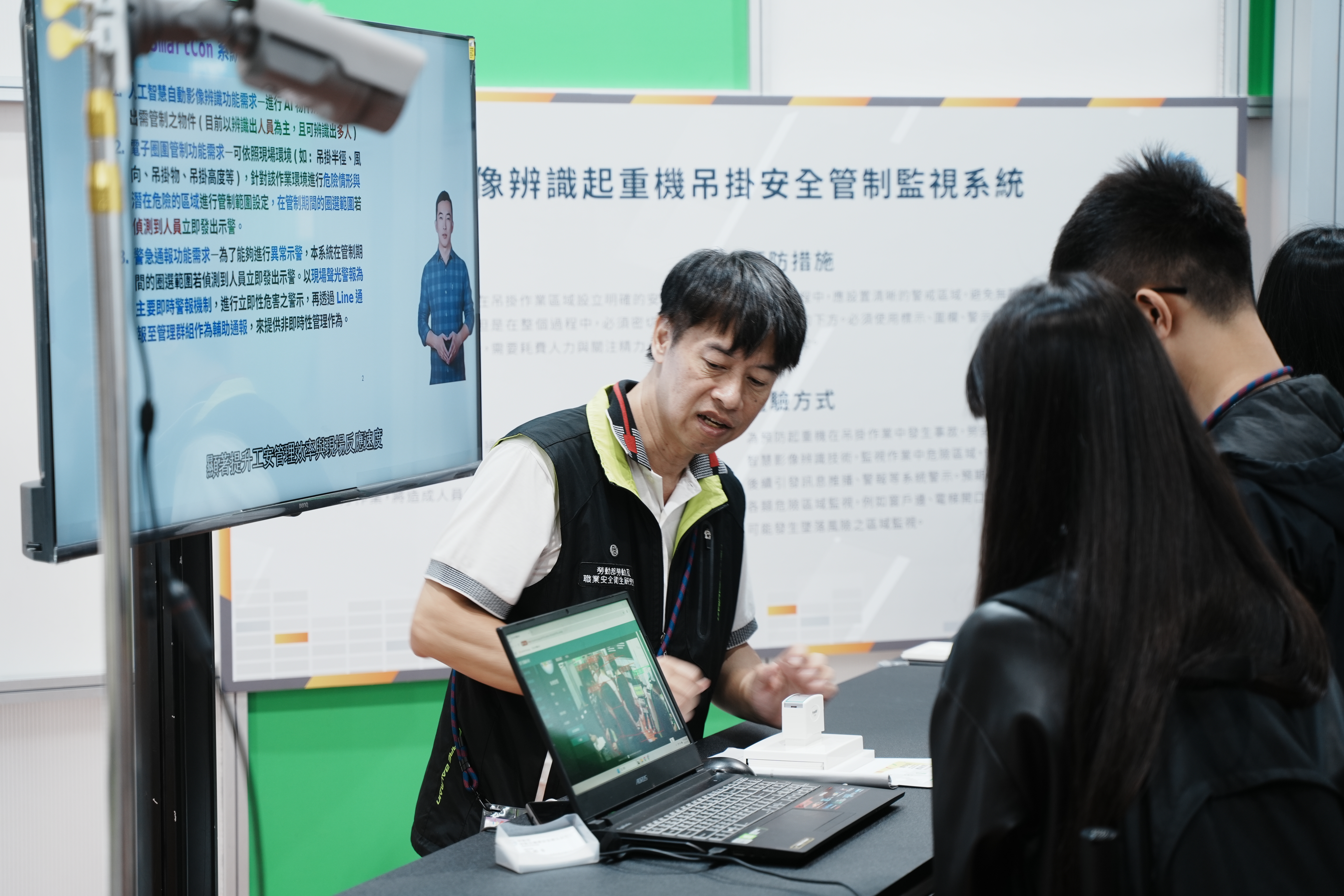 勞安所劉國青博士為民眾講解科技職安,透過開發影像辨識系統,保障勞工高風險作業場所的生命安全。