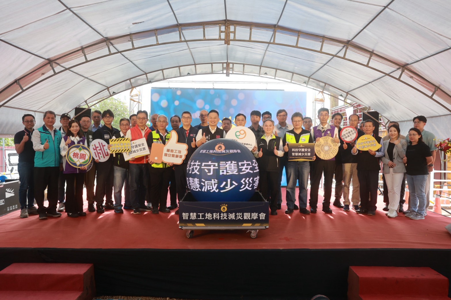 Taoyuan City Deputy Mayor Su Jun-Bin (center in photo), COAPRE CEO Lee Po-Chang (front row, fourth from right), and representatives from local government agencies and trade unions attended the ceremony and took a group photo to commemorate the occasion.