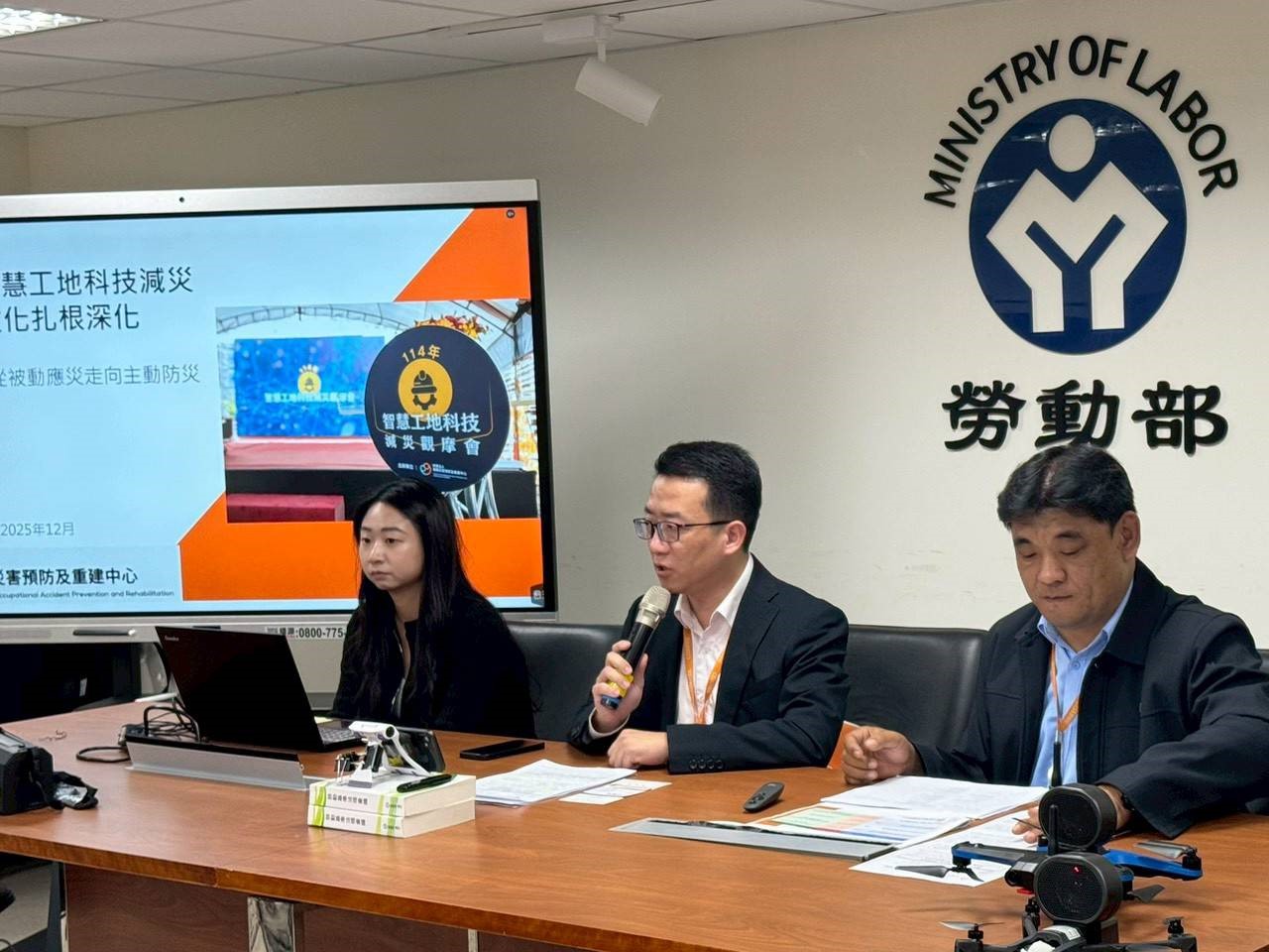 さらに、労災予防リハビリセンターの黄敬淳執行長（写真中央）が記者に対し、当センターの本年度の重要な成果について説明しました。