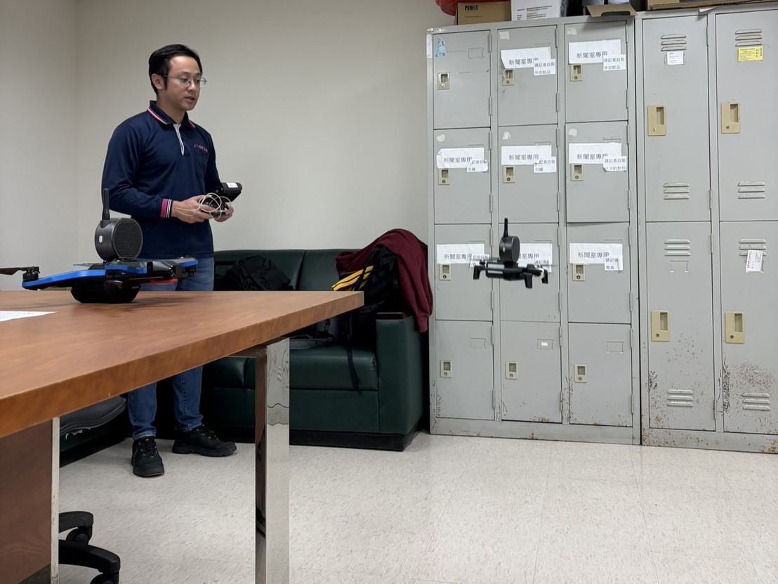 労災予防リハビリセンターはテクノロジーを応用した減災を推進し、また、作業現場の巡回検査を行い、防具の未装着への警告を実例として示しています。