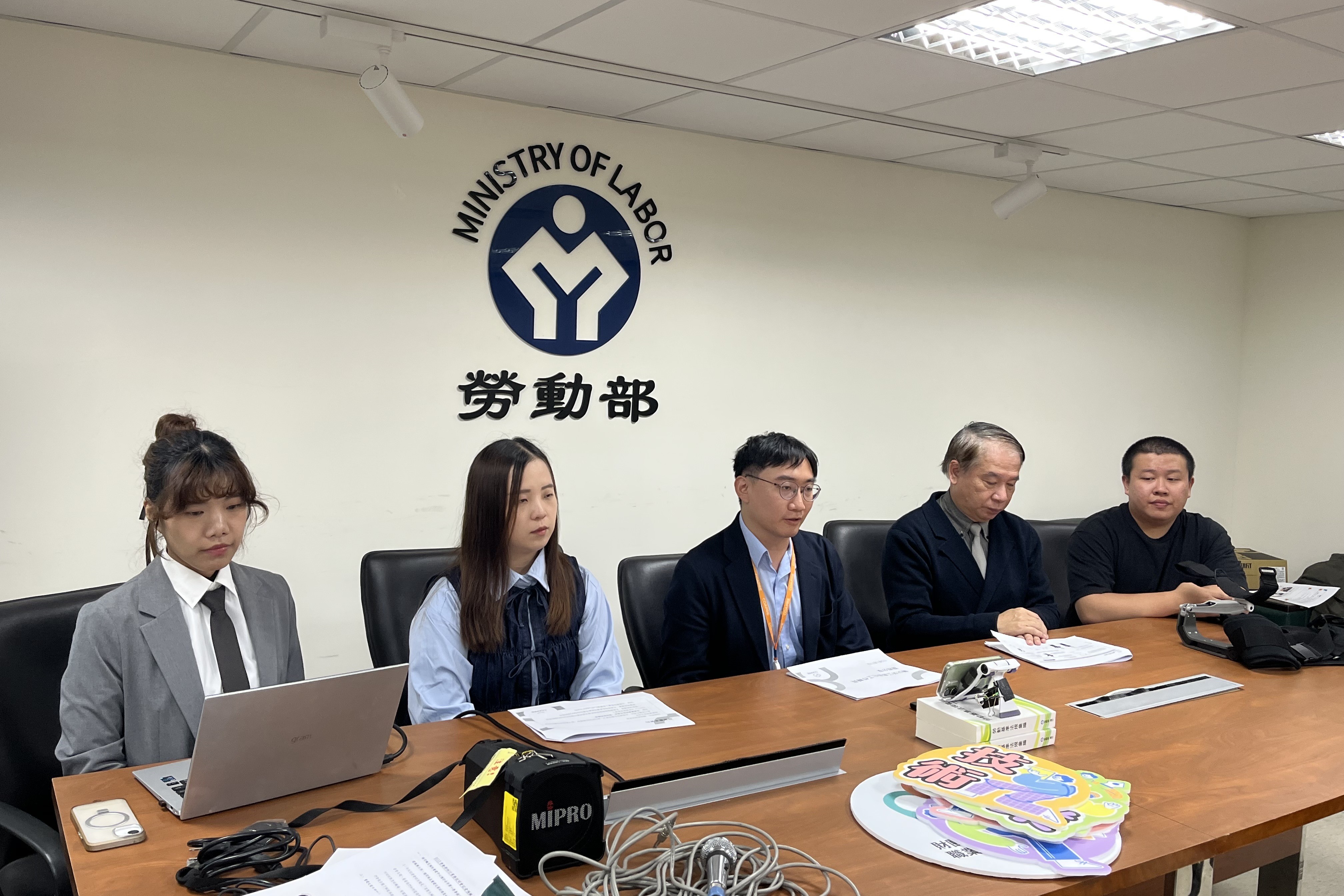 職災預防重建中心職災勞工重建服務處陳宗延處長(圖中)，說明法人客製化輔具助攻復工成果。