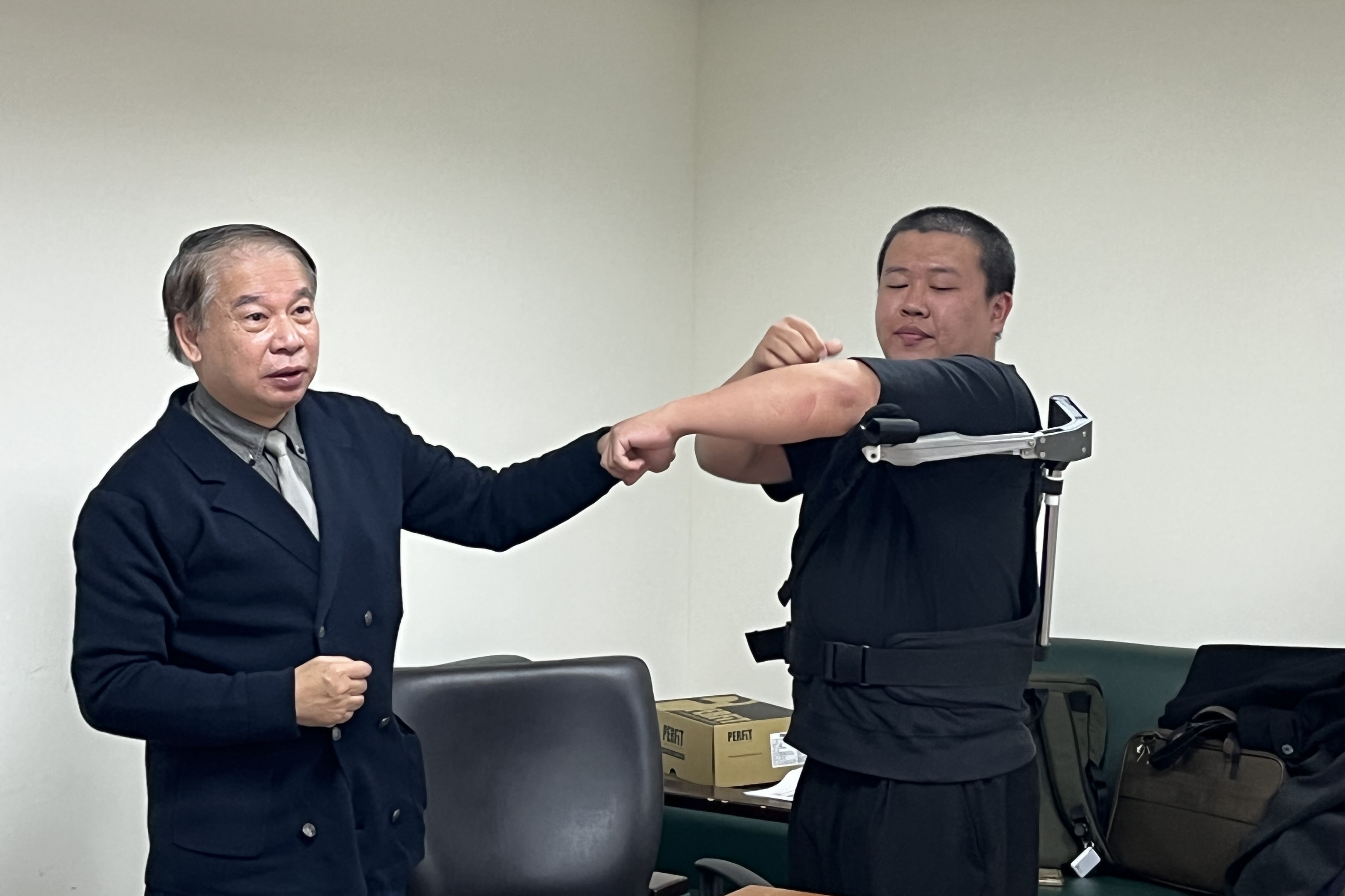 成大副教授張哲豪說明如何設計並透過外骨骼式輔具，讓一名機械維修技術員重返工作職場。
