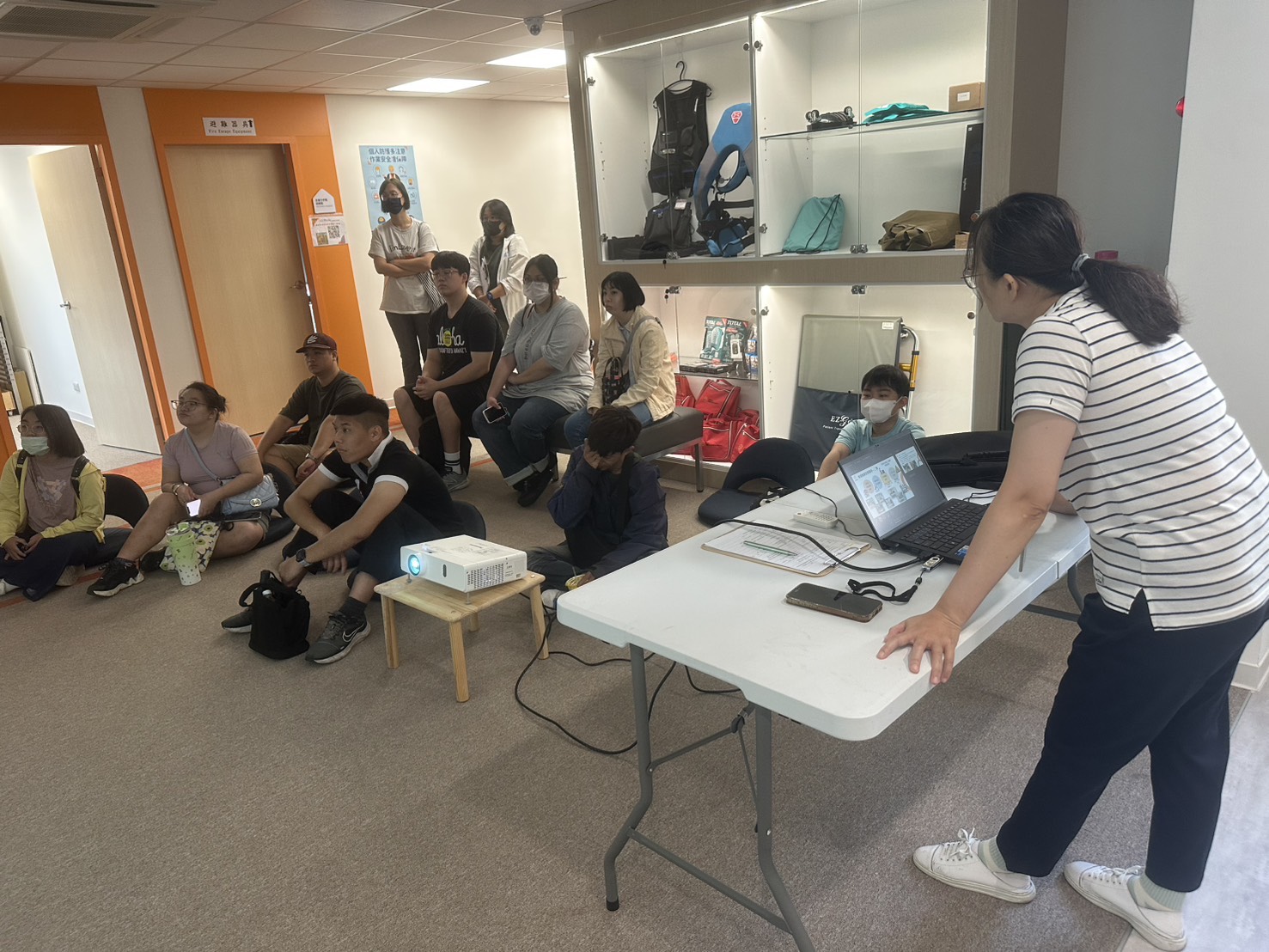 センターの職員がプレゼンテーションによる解説を行い、正修科技大学の教職員と学生が関連リソースとサービスの流れを理解できるよう支援しました。(2026/4/10)
