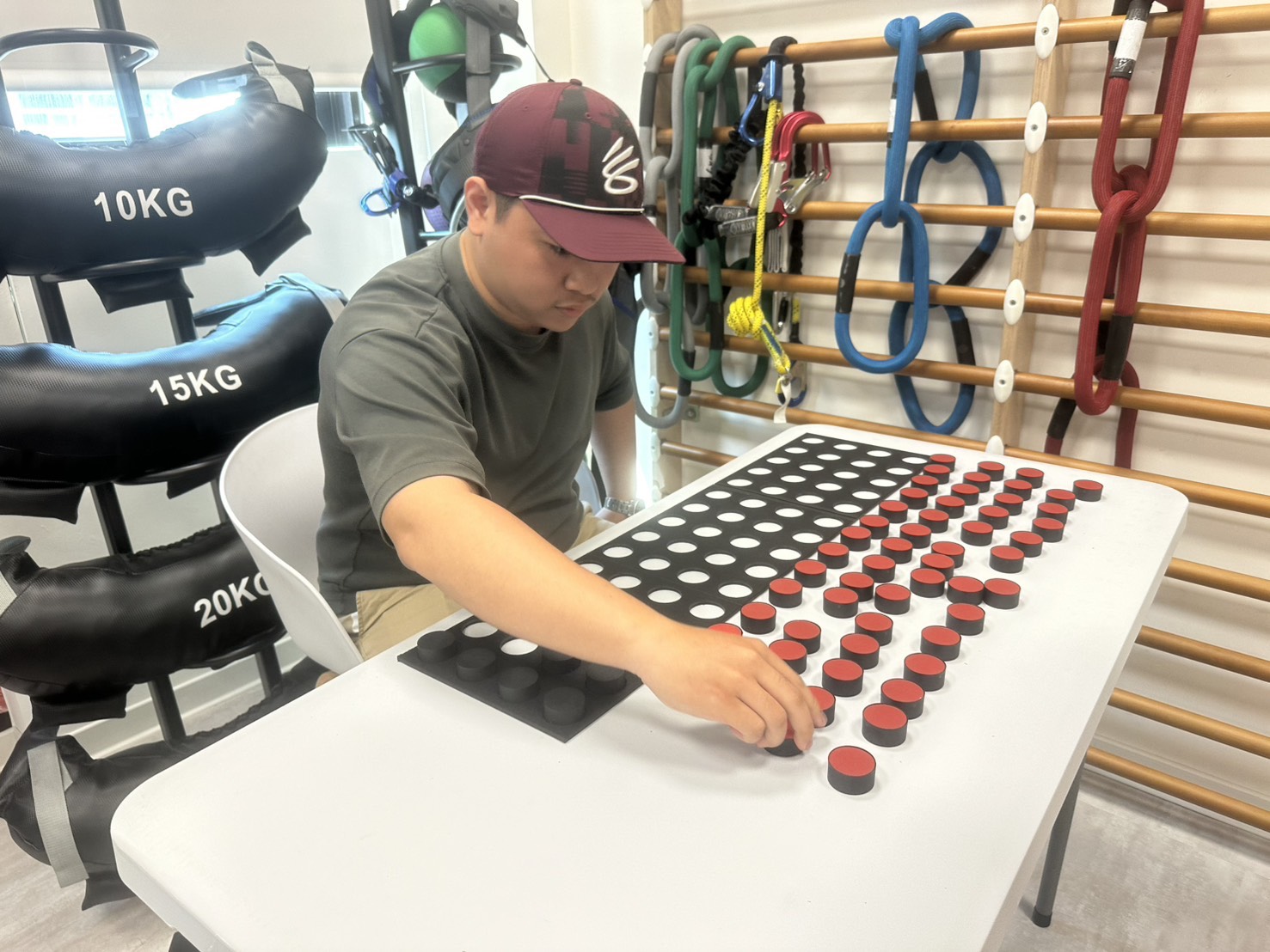 正修科技大学の教職員と学生がミネソタ手動器用性テスト（Minnesota Manual Dexterity Test, MMDT）を実際に操作し、手の操作速度、手と目の協調および手の器用性評価における応用を理解しました。(2026/4/10)