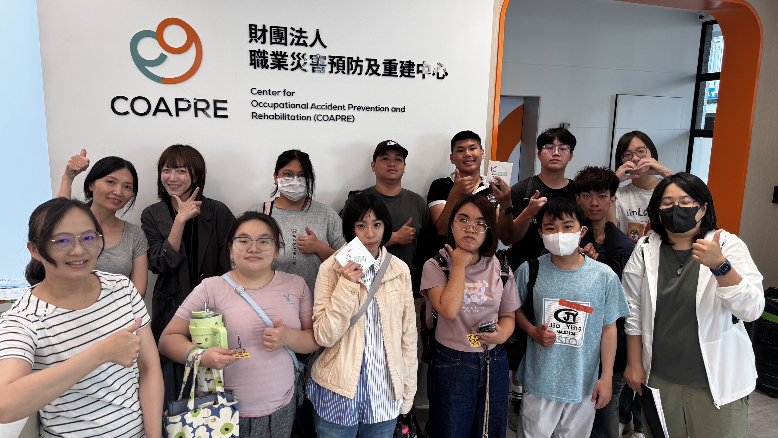 正修科技大学の教職員と学生は高雄オフィス・ワンストップサービスの見学と体験を終えた後、センターの職員と記念撮影を行い、今回の交流活動を円満に締めくくりました。(2026/4/10)