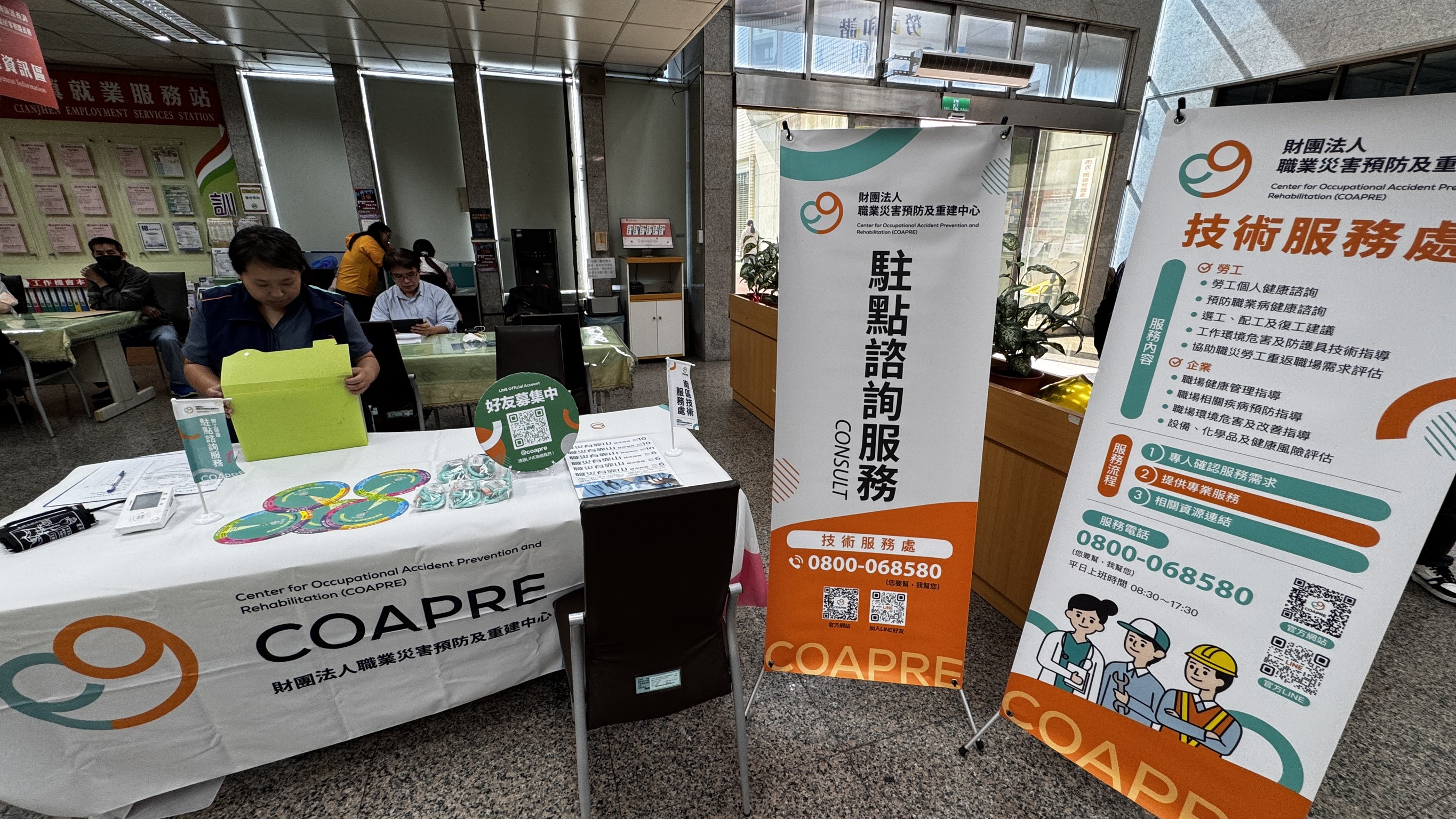 於高雄市勞工局一樓大廳設置服務據點，透過現場諮詢與互動宣導，提升服務曝光度，讓更多民眾能就近了解並運用相關資源。(115/3/18)