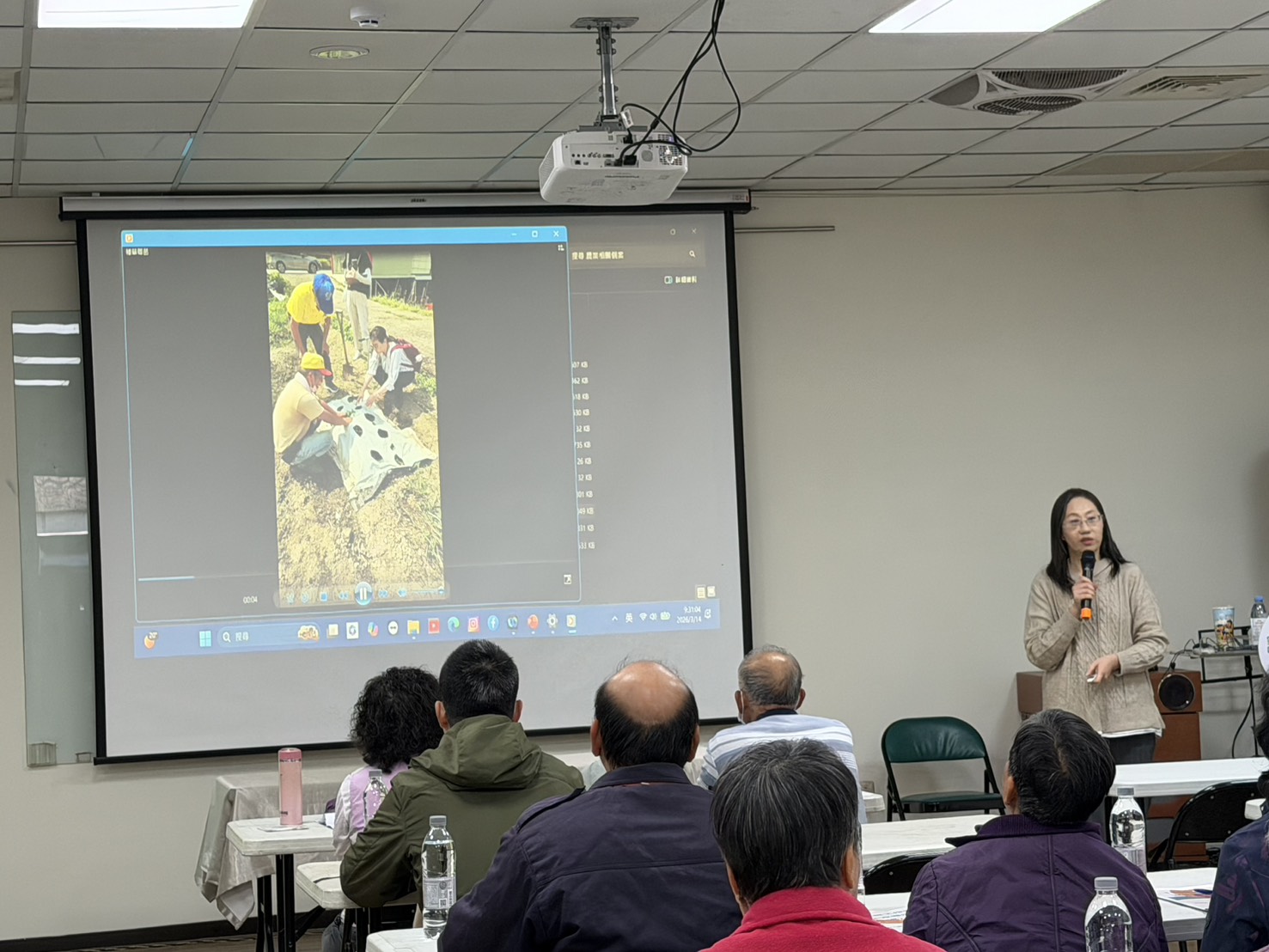 與龍井區農會合作，向當地農漁民工作者宣導職業安全衛生觀念，加強職業災害預防觀念，以降低職業災害發生，宣導人次達60位。(115/3/14) 