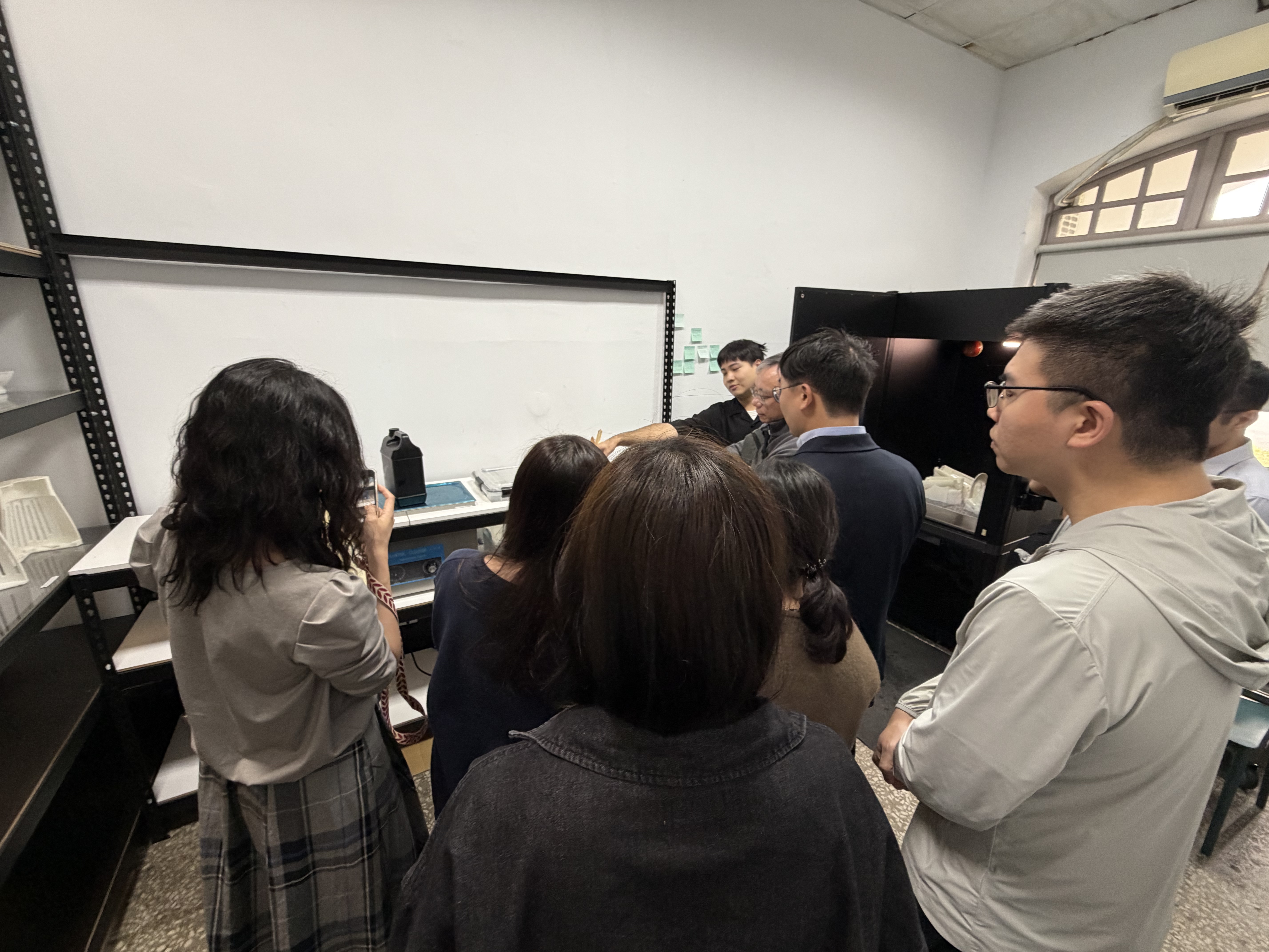 與會者實地導覽木工廠、 3D 列印室與數位攝影棚等工業設計設備。