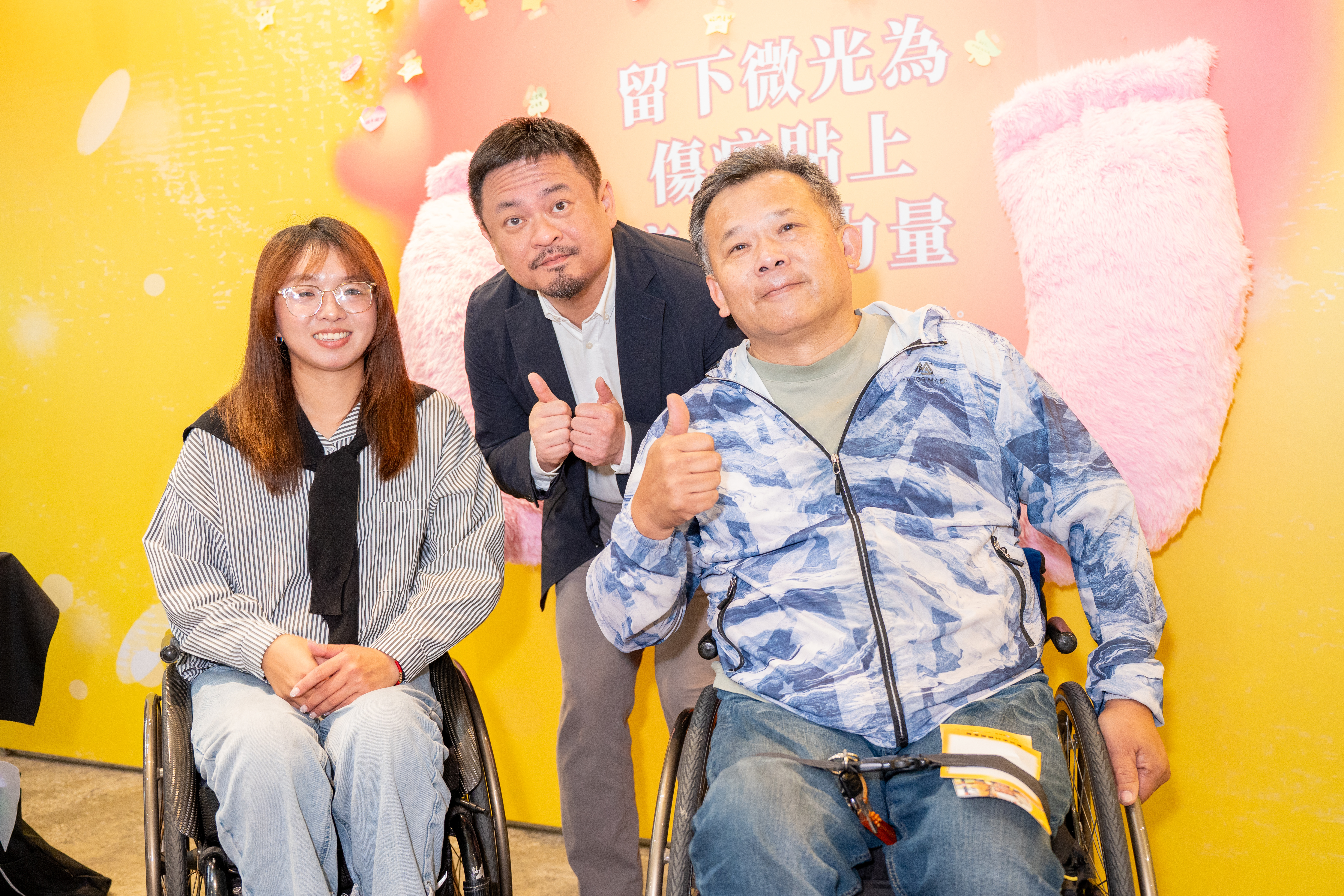 Minister Hung Sun-Han (center) poses for a photo with Ms. Lien (left) and Director Liu Cheng-chi (right) at the exhibition.