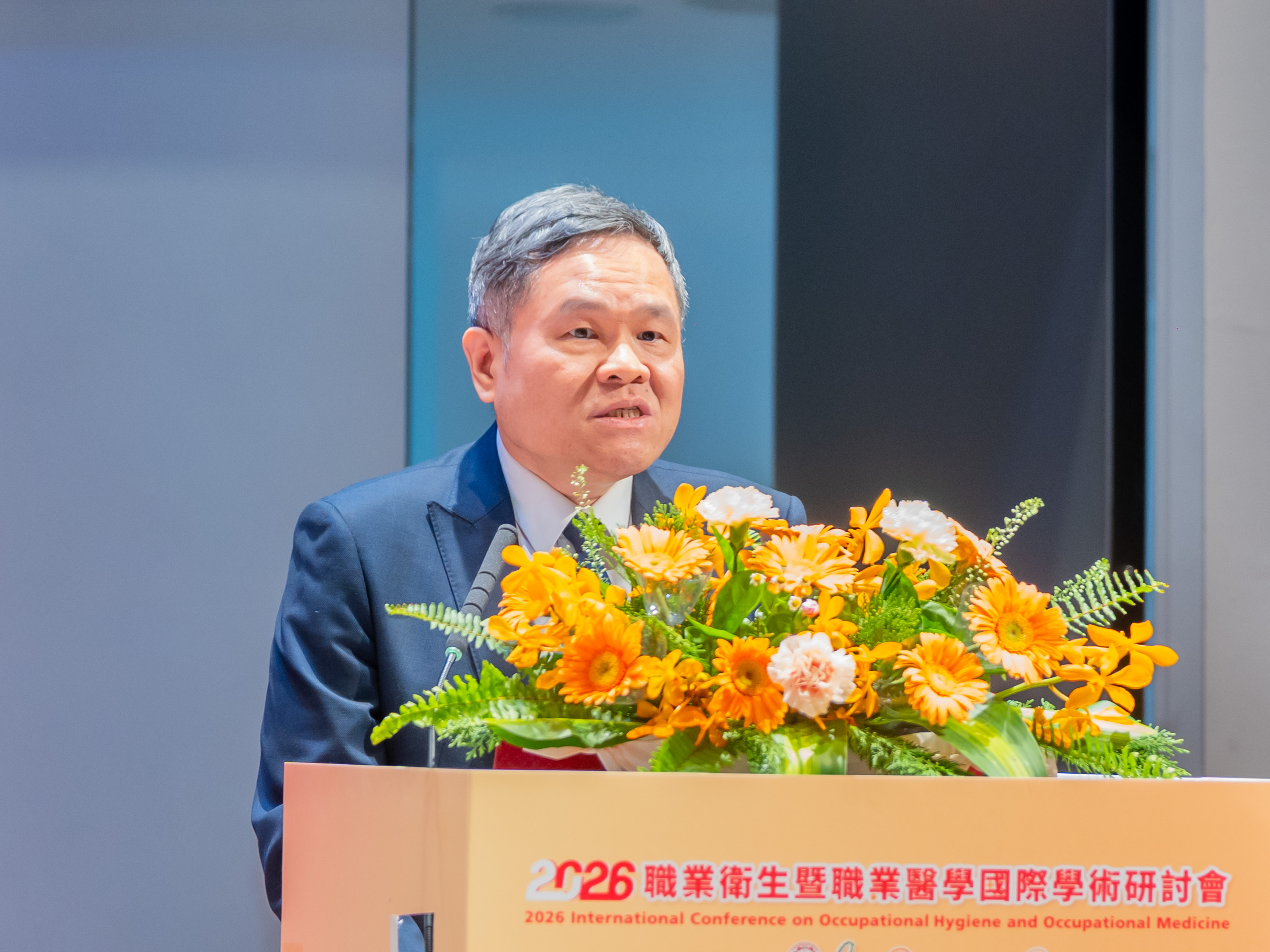 開幕式であいさつを述べる労働部の李健鴻次長。