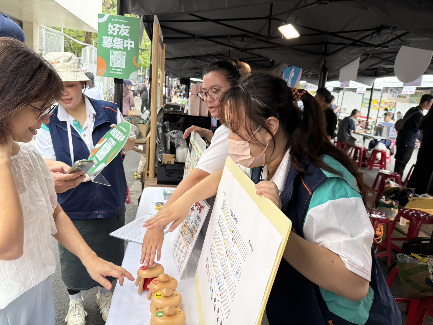 インタラクティブ活動「響叮噹」を通じて、来場者は楽譜の知識がなくても、色のヒントに従って楽器をたたいて演奏することができ、視覚と聴覚の刺激によって集中力を養い、反応能力を向上させました。同時に、就労強化訓練は事例のニーズに応じて多様な訓練活動を設計できることを紹介し、さまざまな媒体を用いて就労強化訓練に対する来場者の理解を深めました。今回の活動では延べ265人と接点を持ちました。（2026/4/25）