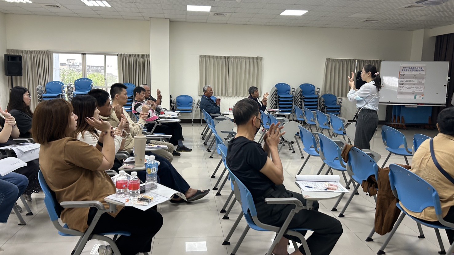 彰化区漁協と連携し、地元の漁業労働者に対して身近にある人的、環境的および化学的な危険性を紹介して労働安全衛生の概念を周知したほか、事例の共有を通じて労働災害保険に関する権利や加入の考え方を説明しました。また、既存の漁業保険の資格だけでなく、ほかの仕事にも従事する場合は規定通り労働災害保険に加入する必要があることを呼びかけ、自身の安全保障への意識を強化しました。（2026/4/1、延べ38人）