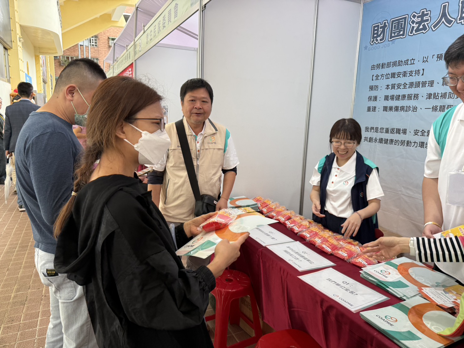 本中心於現場設置攤位，向民眾介紹職場安全、職災預防及重建相關服務。
