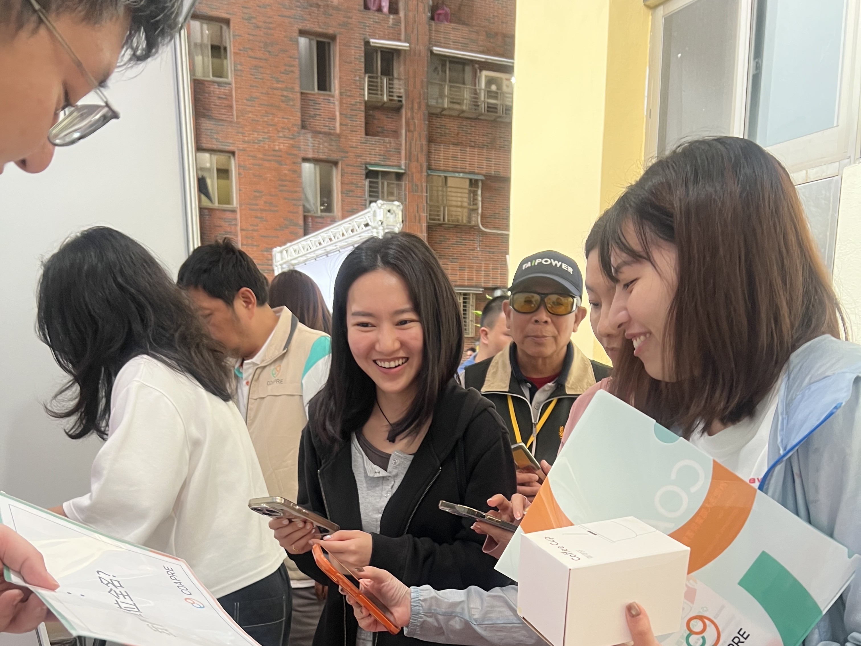 本中心於現場設置攤位，向民眾介紹職場安全、職災預防及重建相關服務。