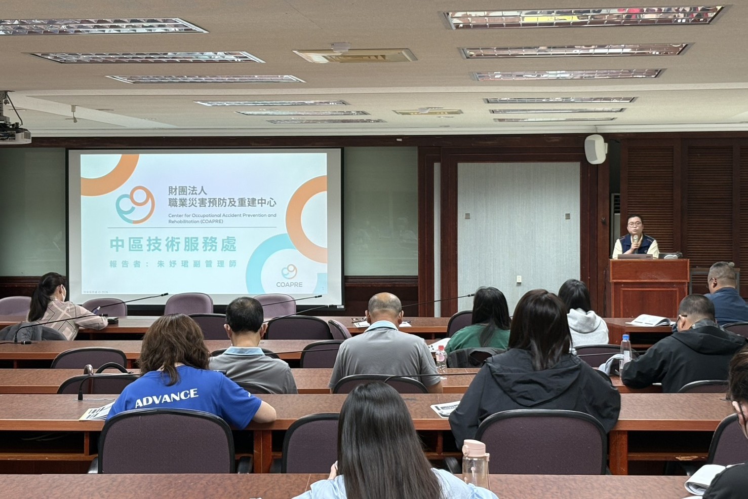 與臺中市勞動檢查處合作，於陽明市政大樓辦理駐點服務。現場由本處同仁向臺中地區事業單位代表說明可提供之各項服務內容，包括臨場職業安全與衛生輔導、心理諮詢服務等，協助事業單位強化職場安全與健康管理。同時亦協助22位事業單位代表加入中心官方LINE，強化中心與事業單位間之聯繫。(2026/5/5)